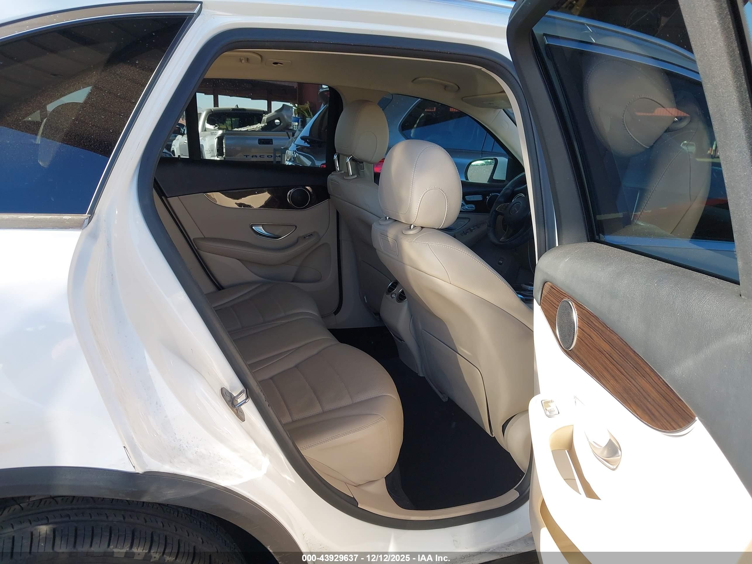 MERCEDES-BENZ GLC image 8