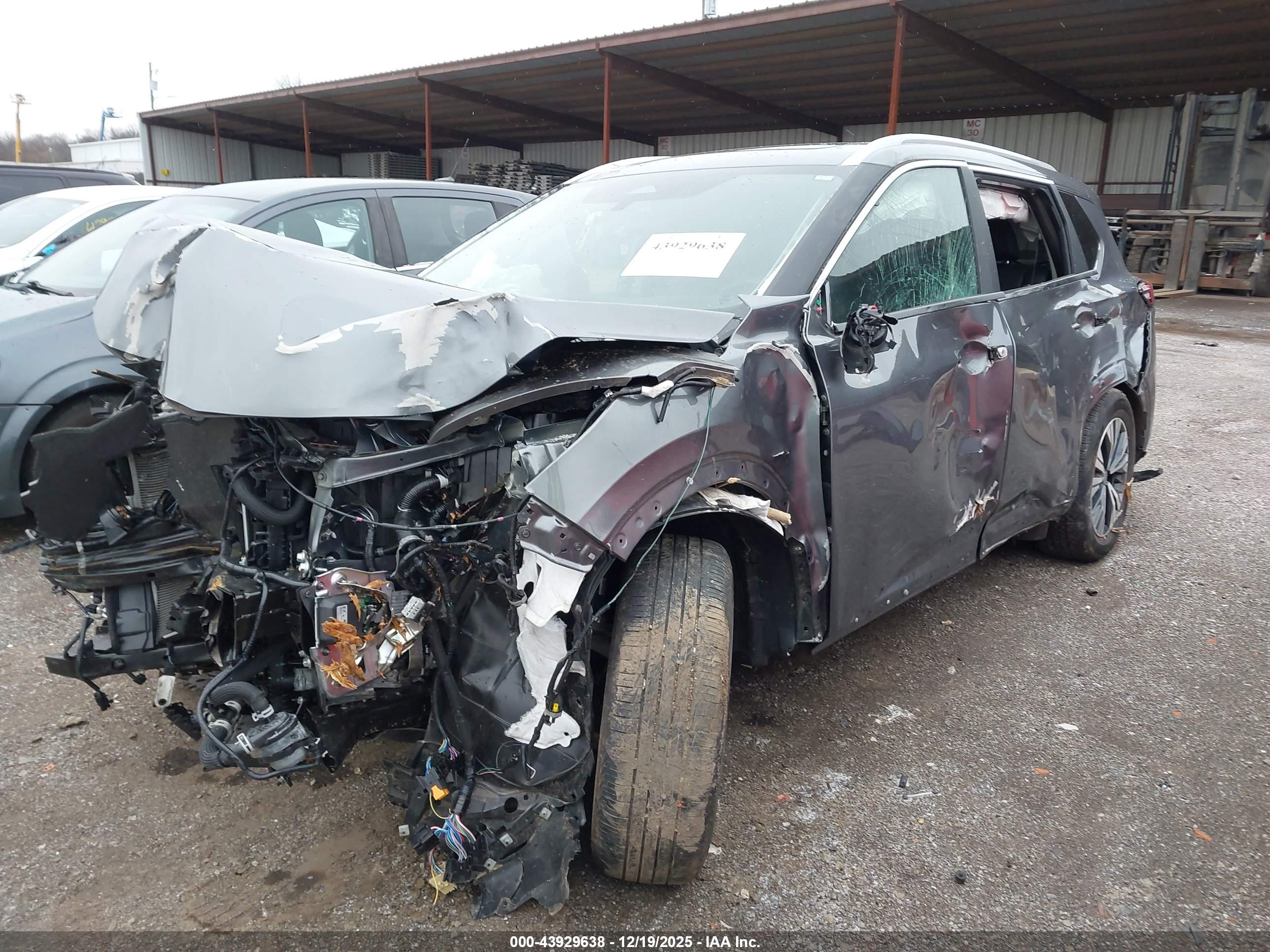 NISSAN ROGUE image 2