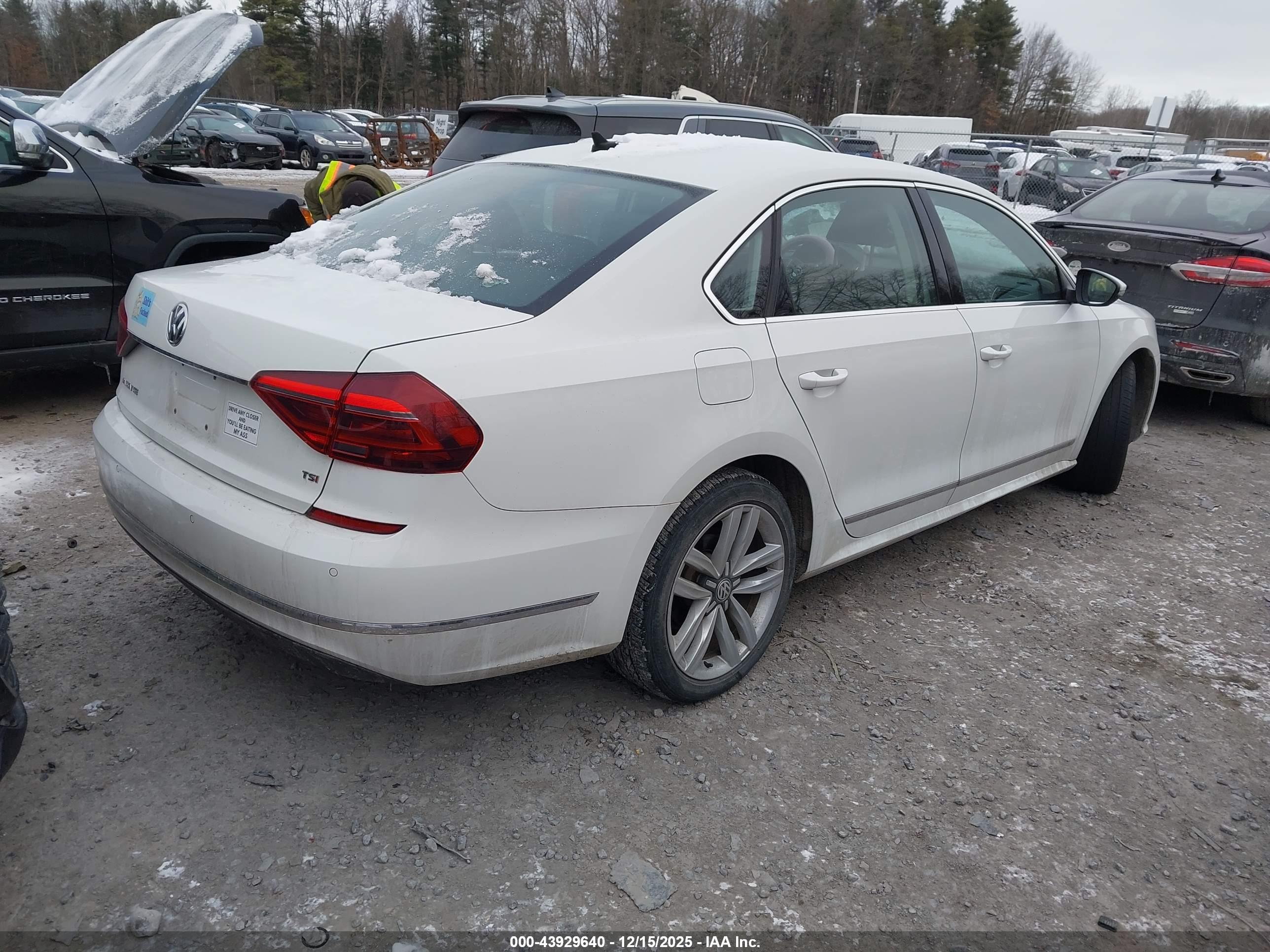 VOLKSWAGEN PASSAT image 4