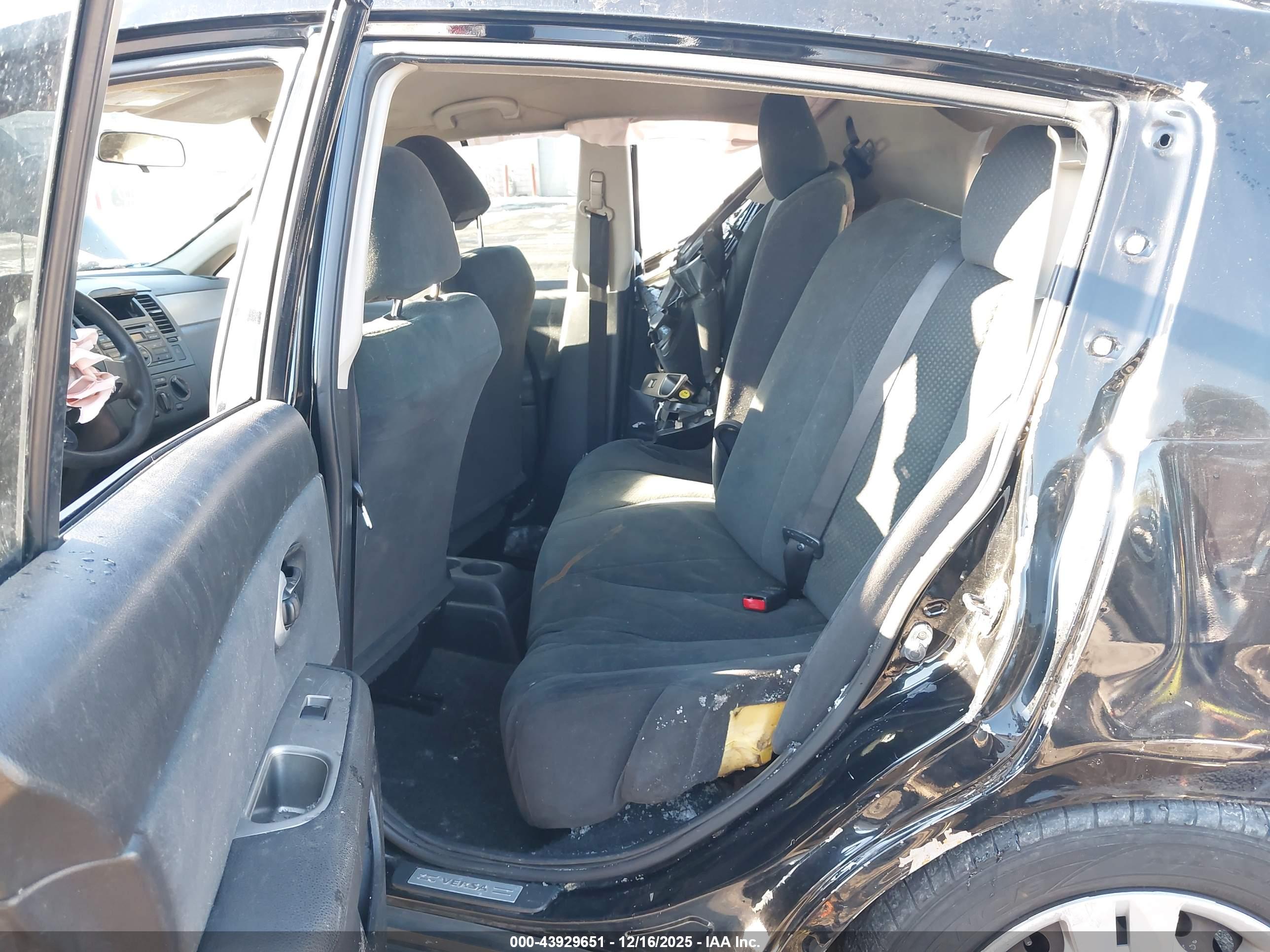 NISSAN VERSA image 8