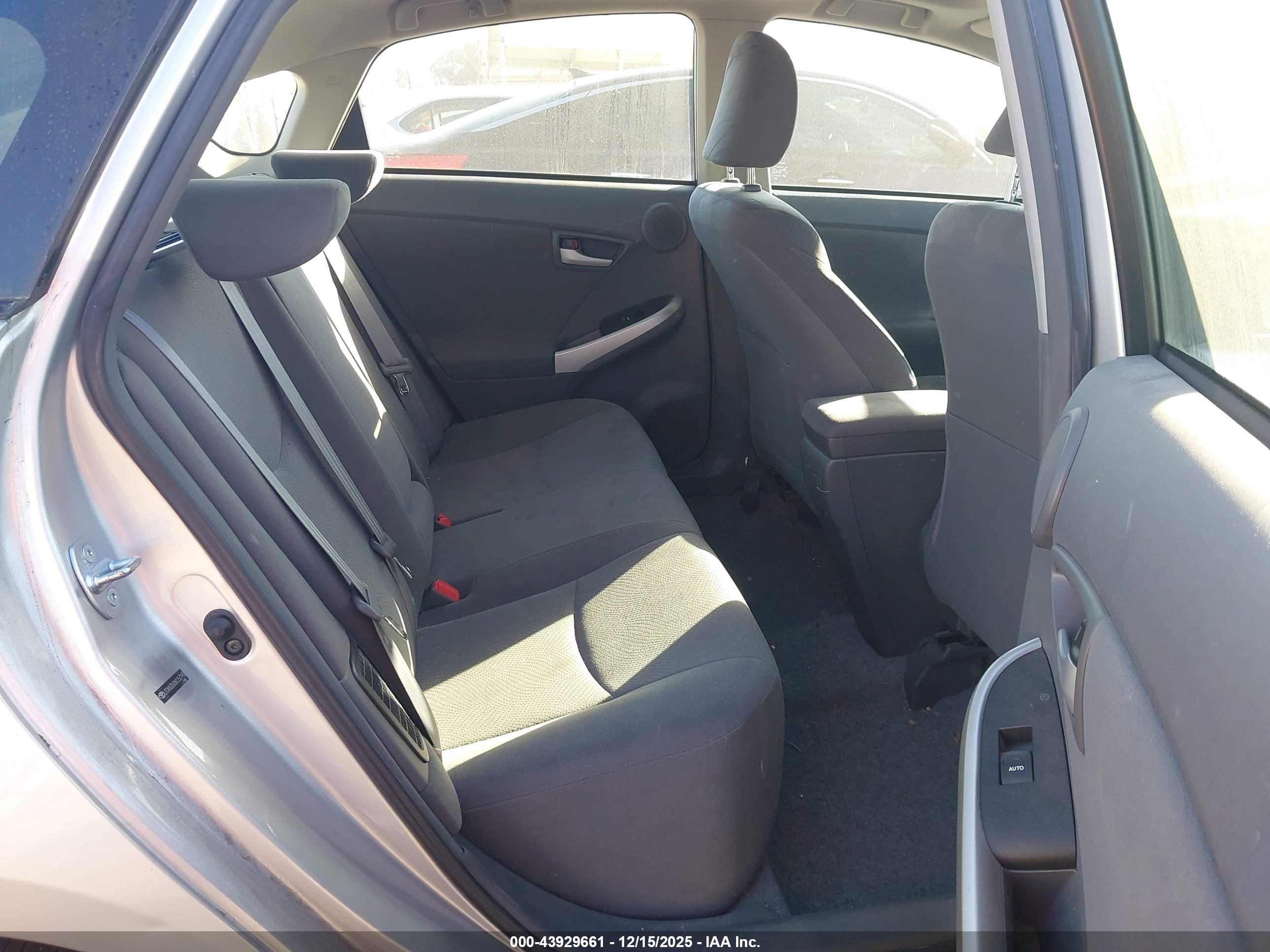 TOYOTA PRIUS image 8