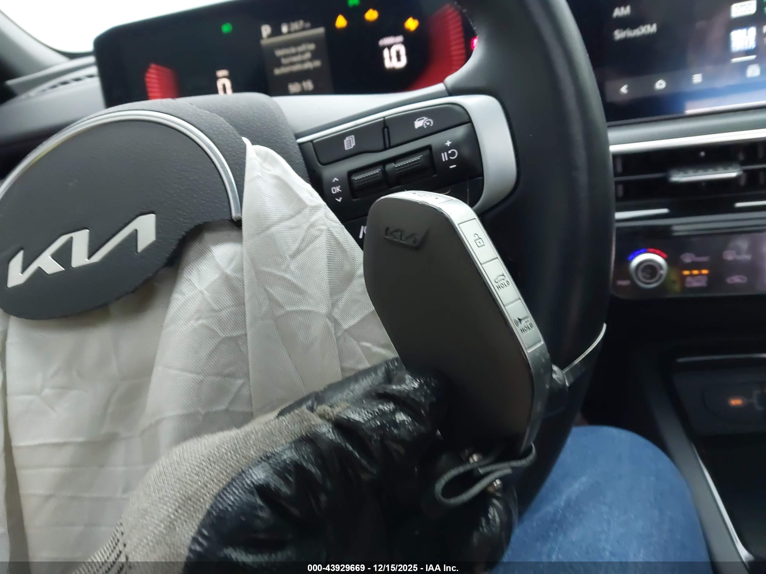 KIA K5 image 11