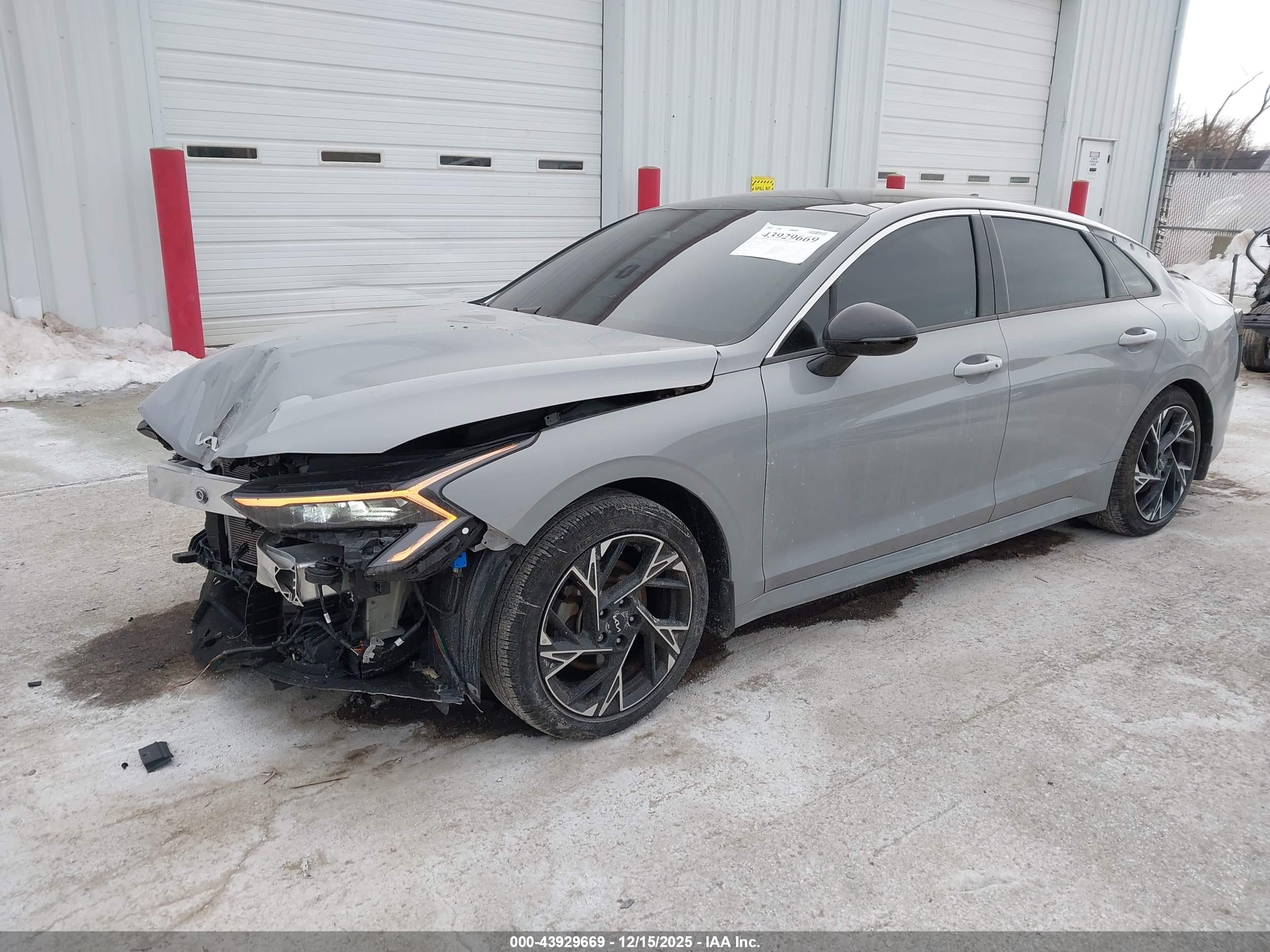 KIA K5 image 2