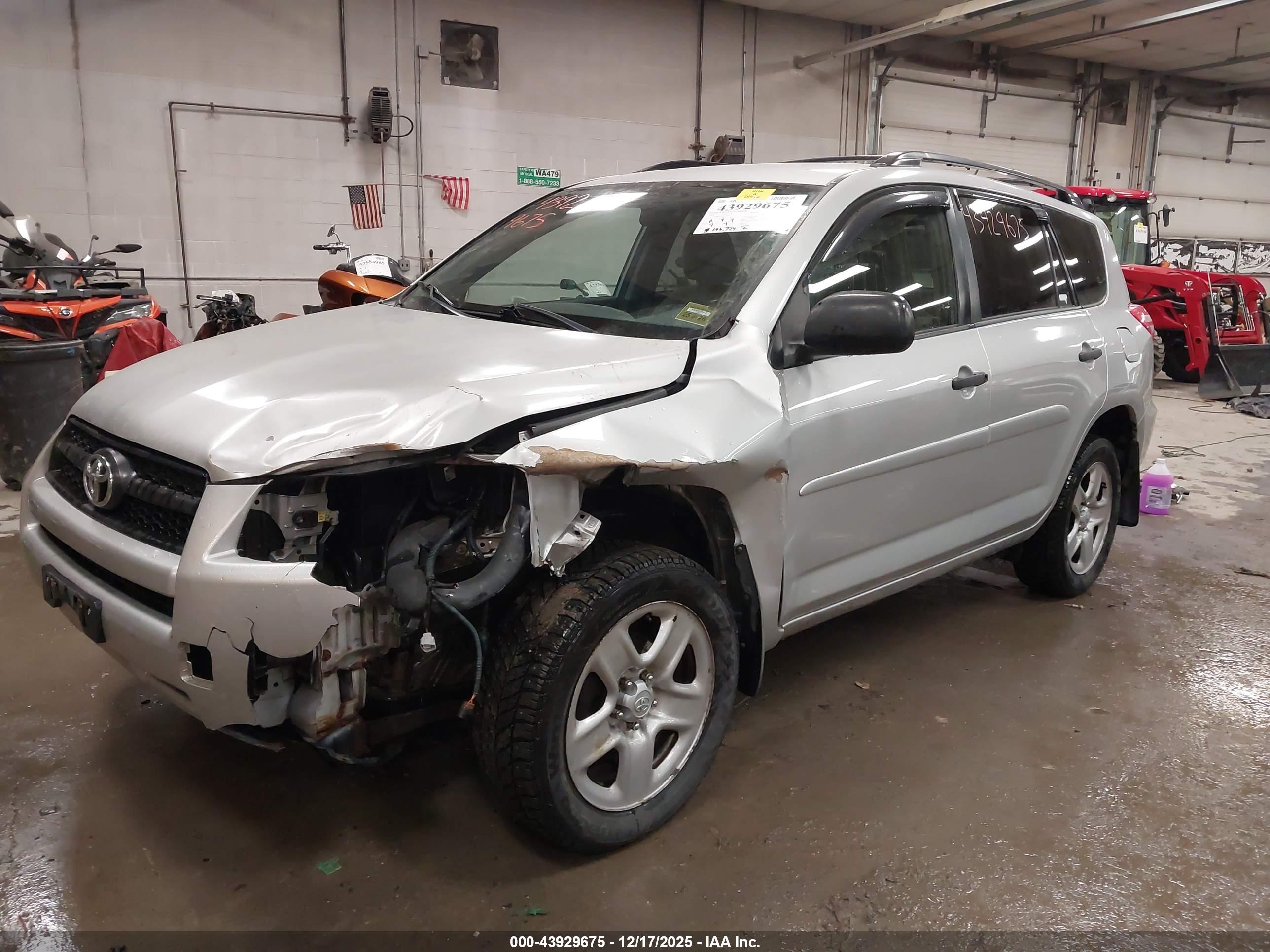 TOYOTA RAV4 image 2