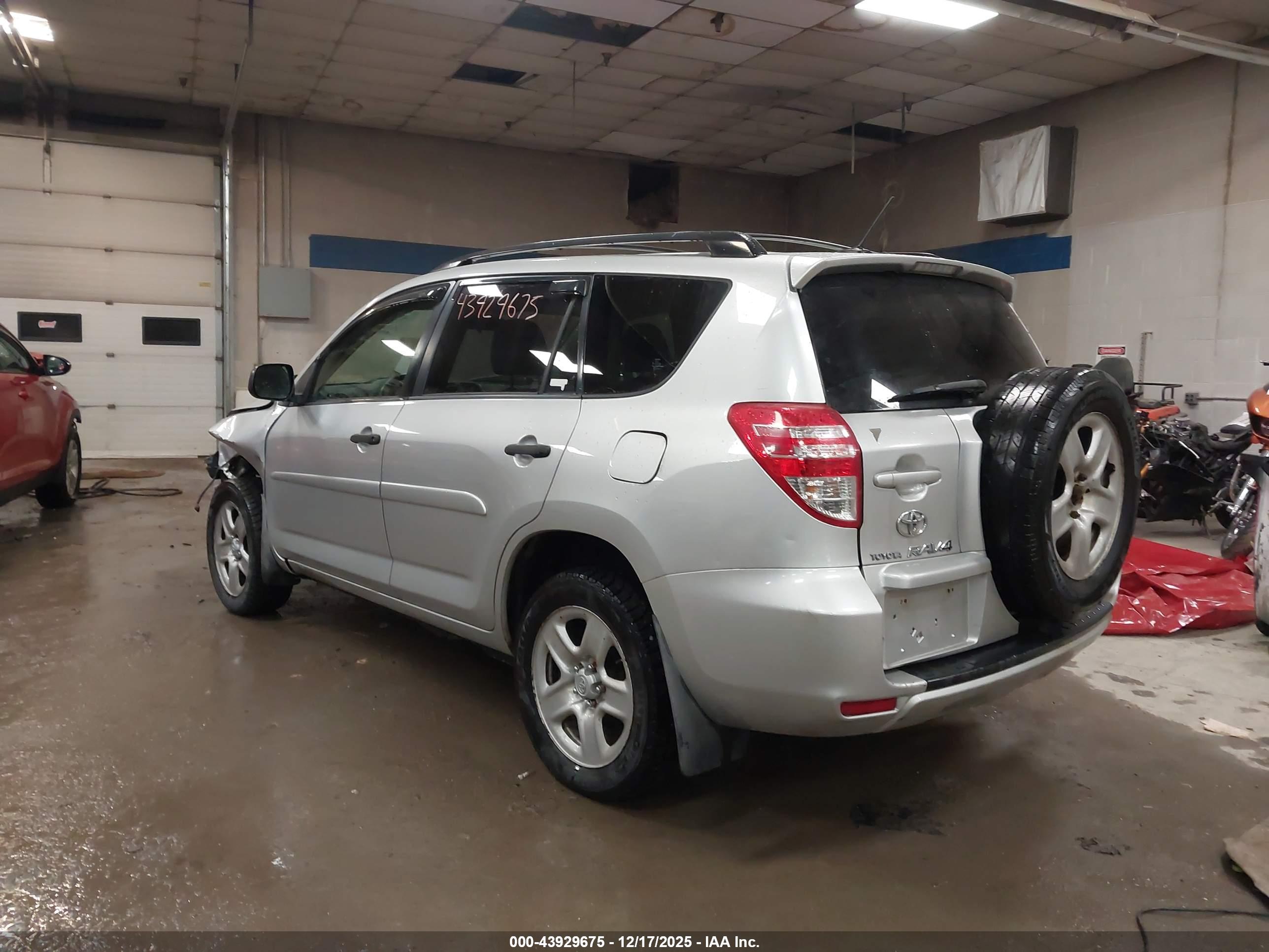TOYOTA RAV4 image 3