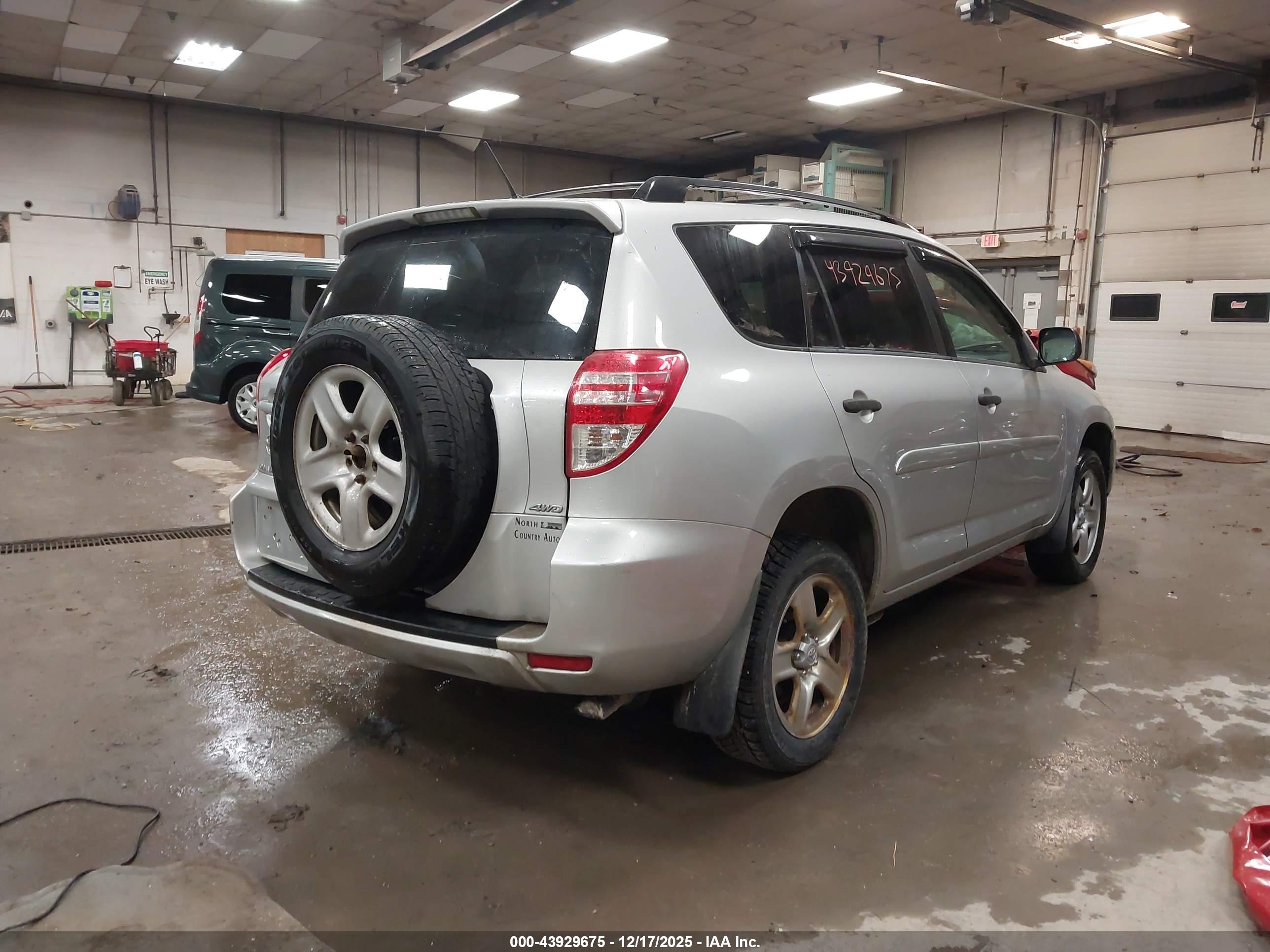 TOYOTA RAV4 image 4