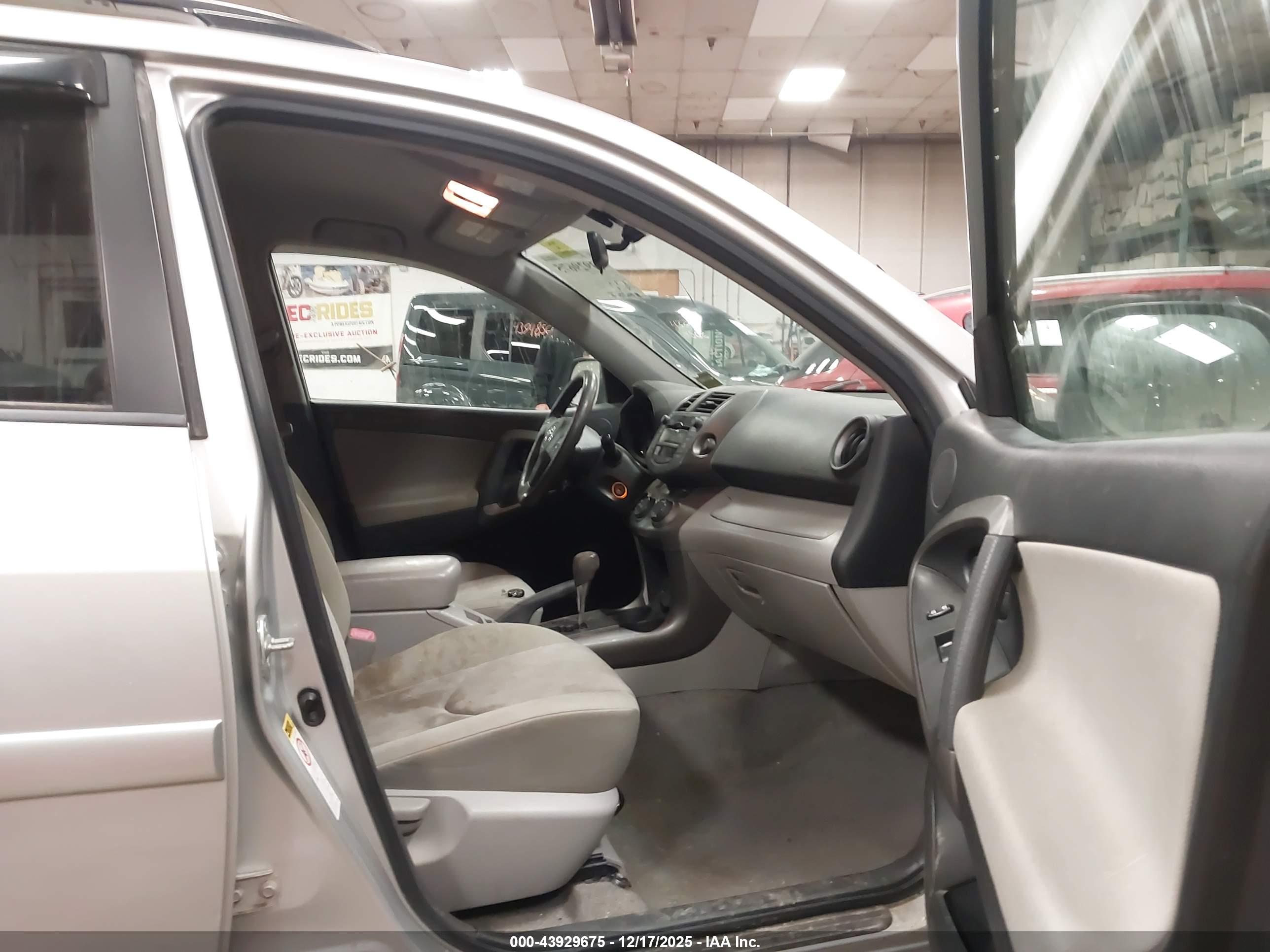 TOYOTA RAV4 image 5