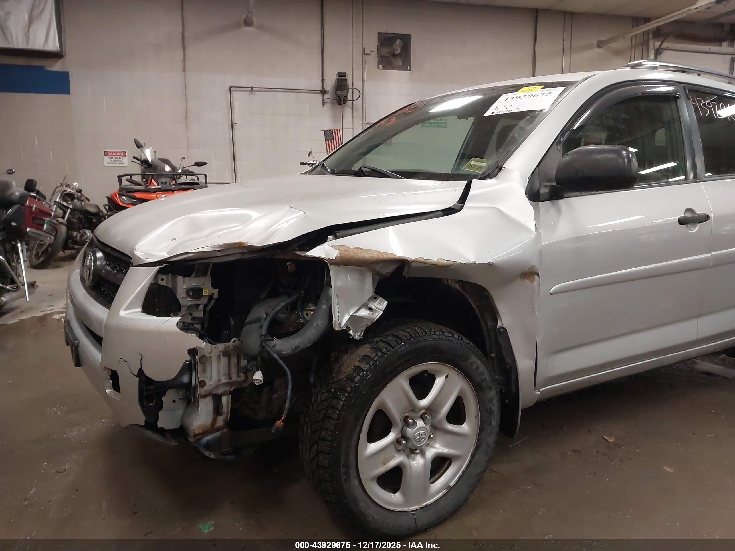 TOYOTA RAV4 image 6