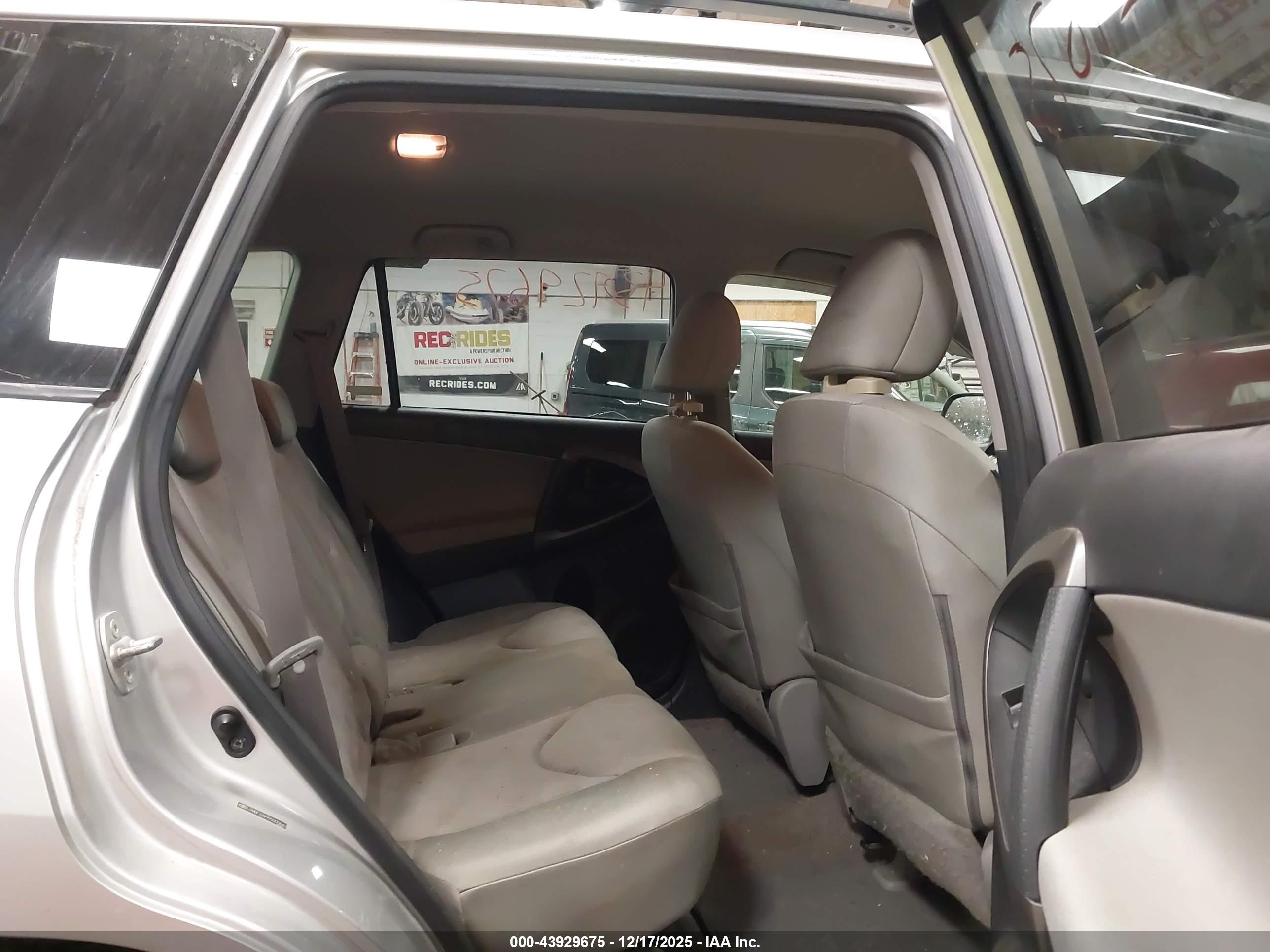 TOYOTA RAV4 image 8