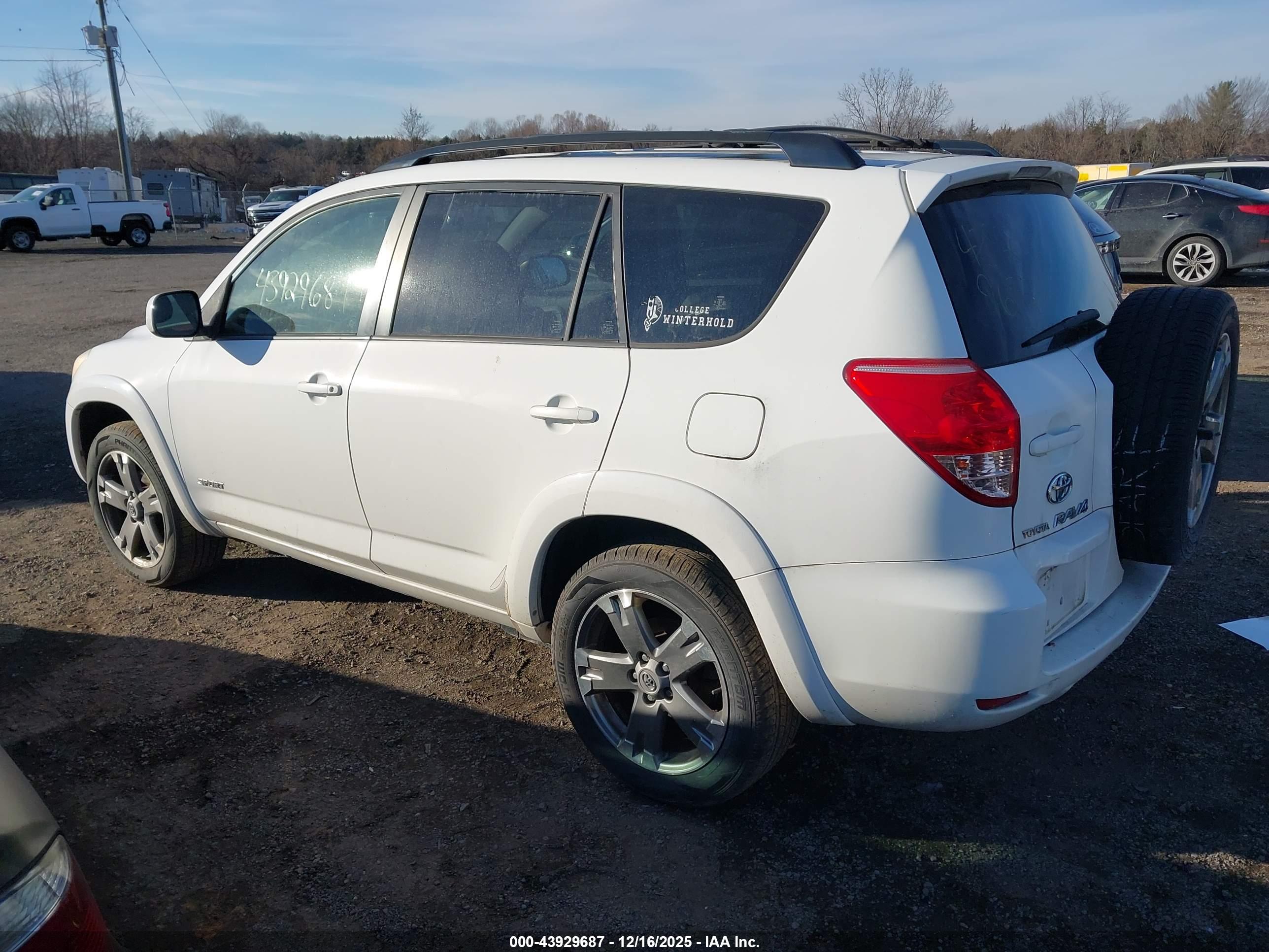 TOYOTA RAV4 image 3