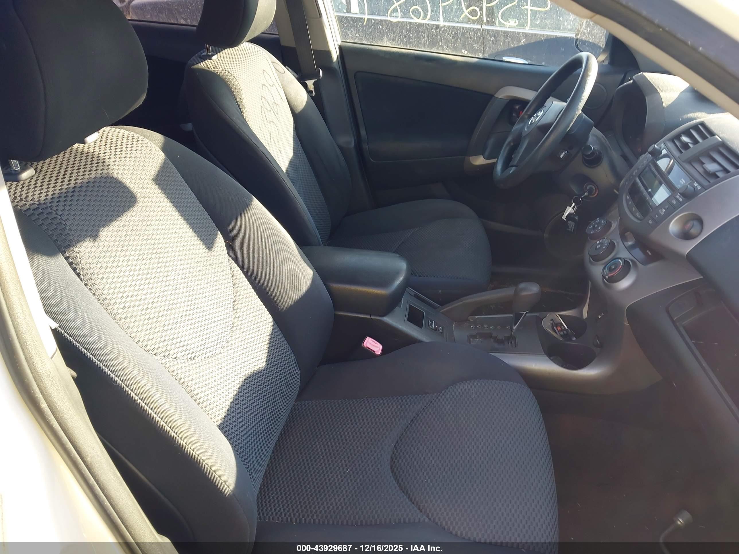 TOYOTA RAV4 image 5