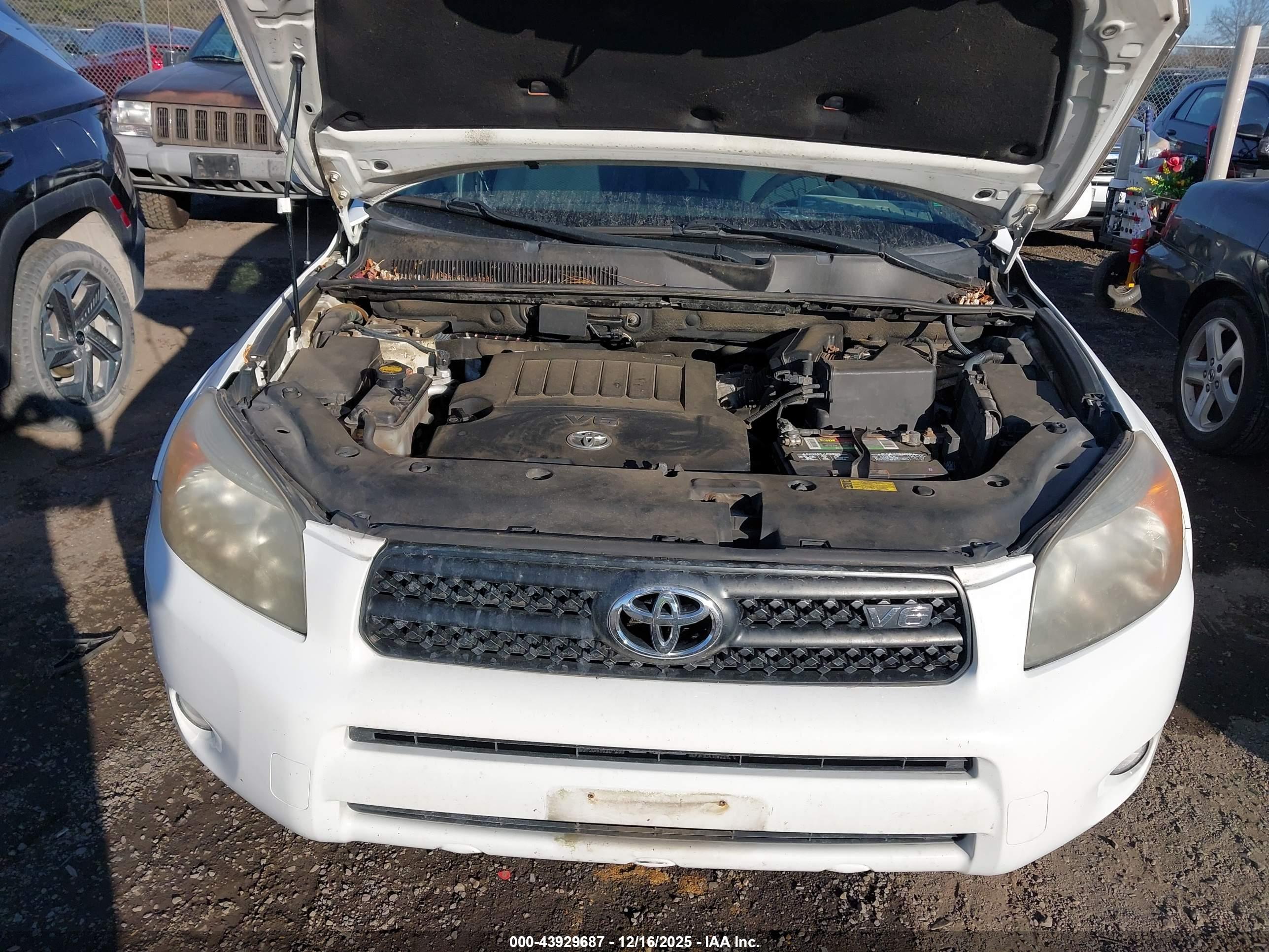 TOYOTA RAV4 image 6