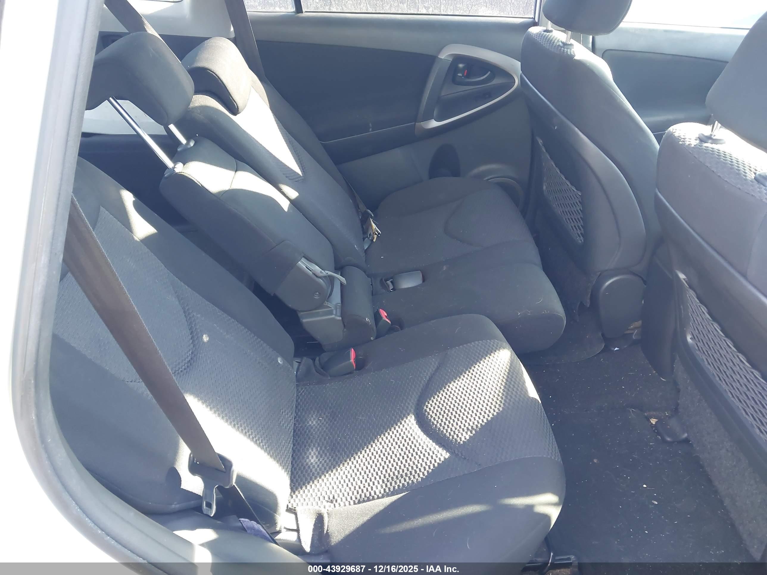 TOYOTA RAV4 image 8