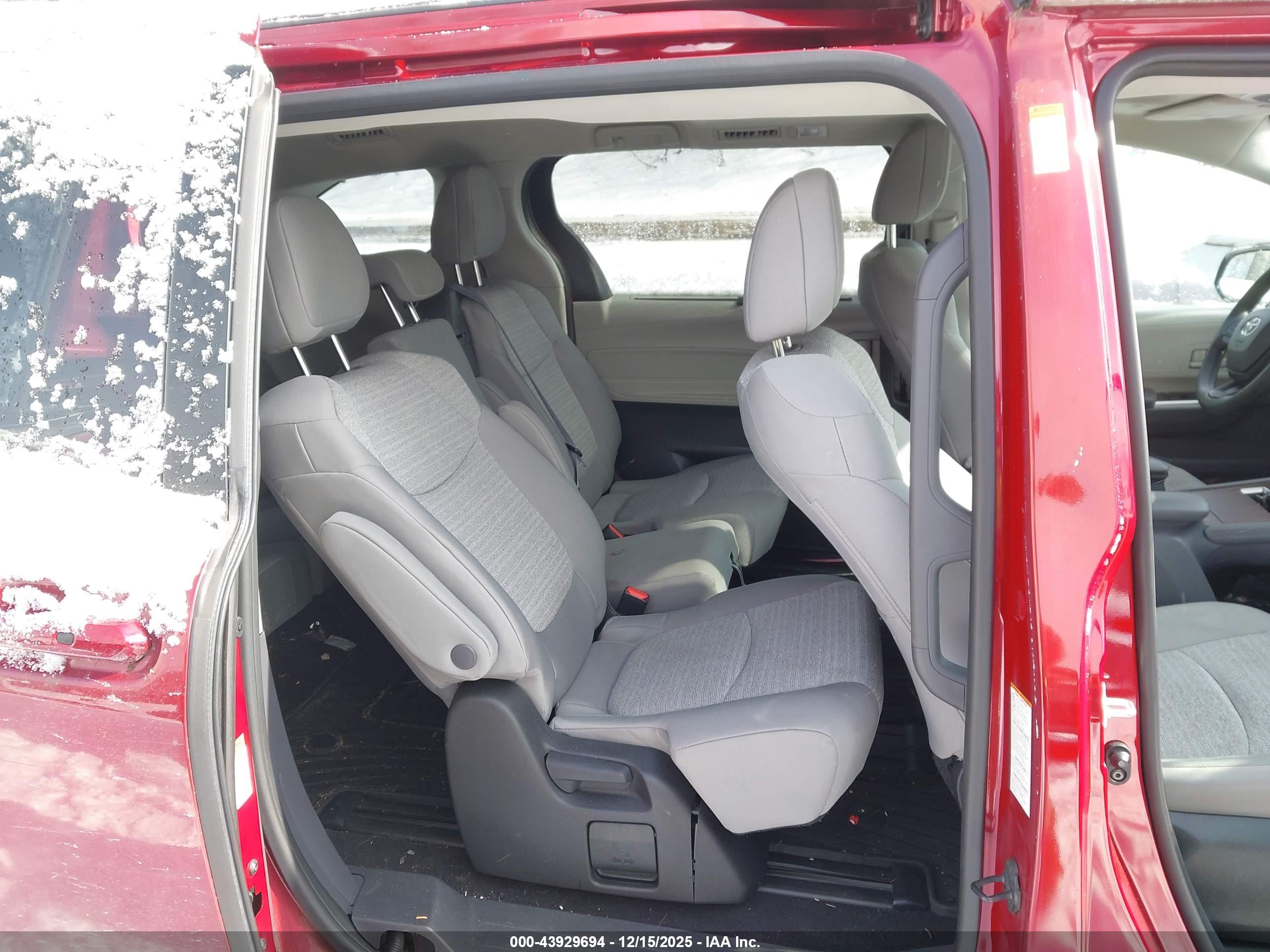 TOYOTA SIENNA image 8