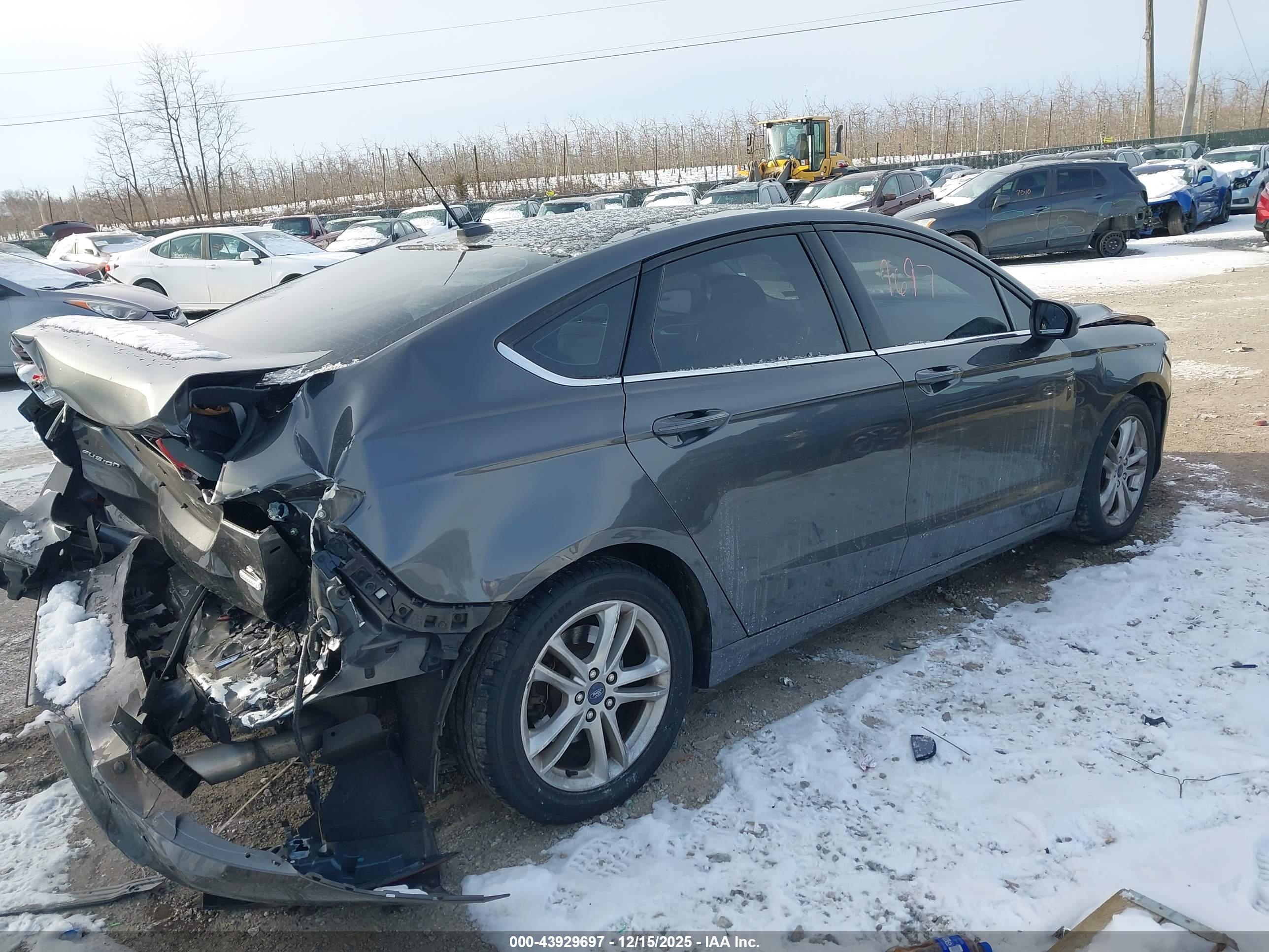 FORD FUSION image 4