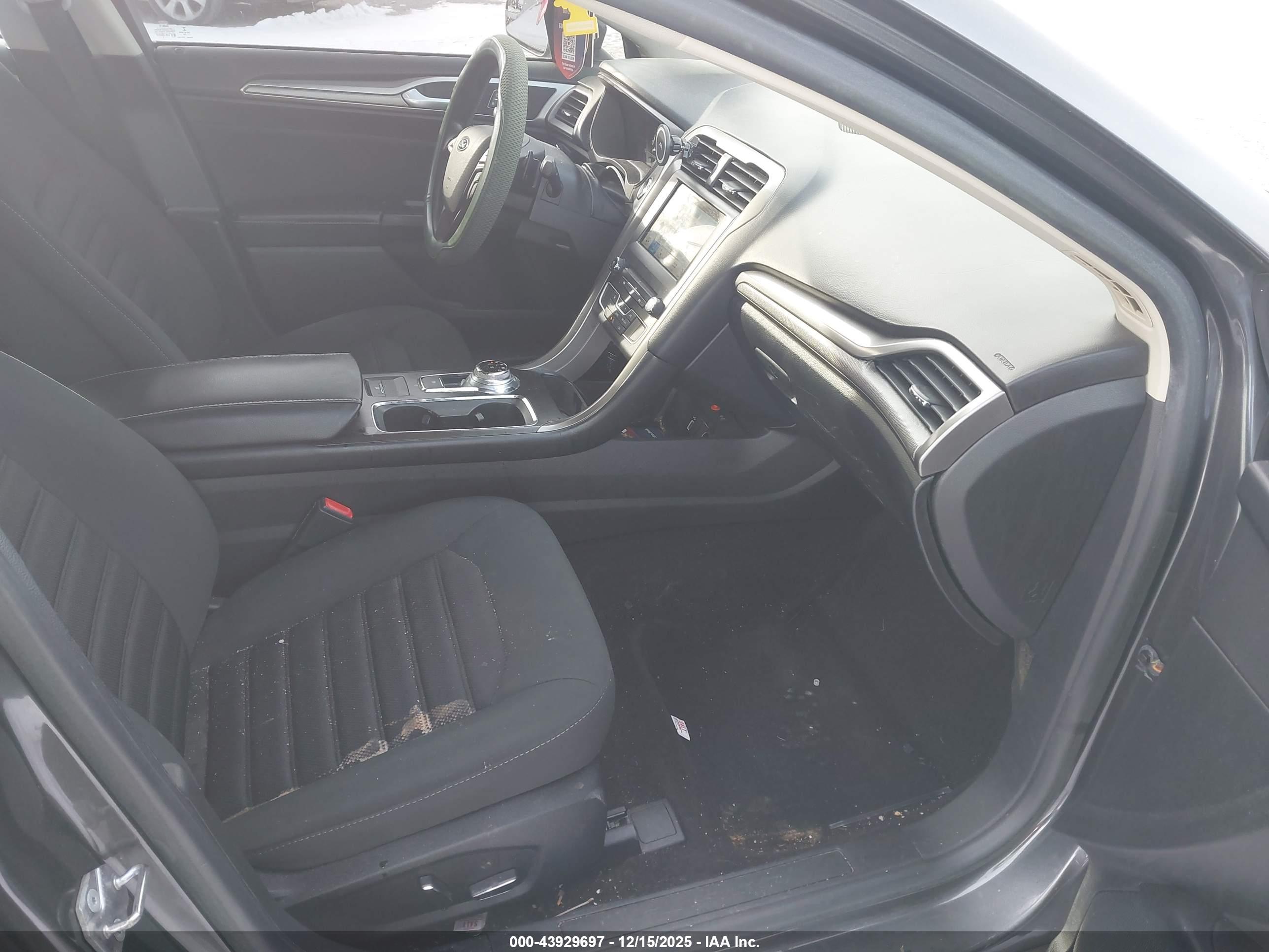 FORD FUSION image 5