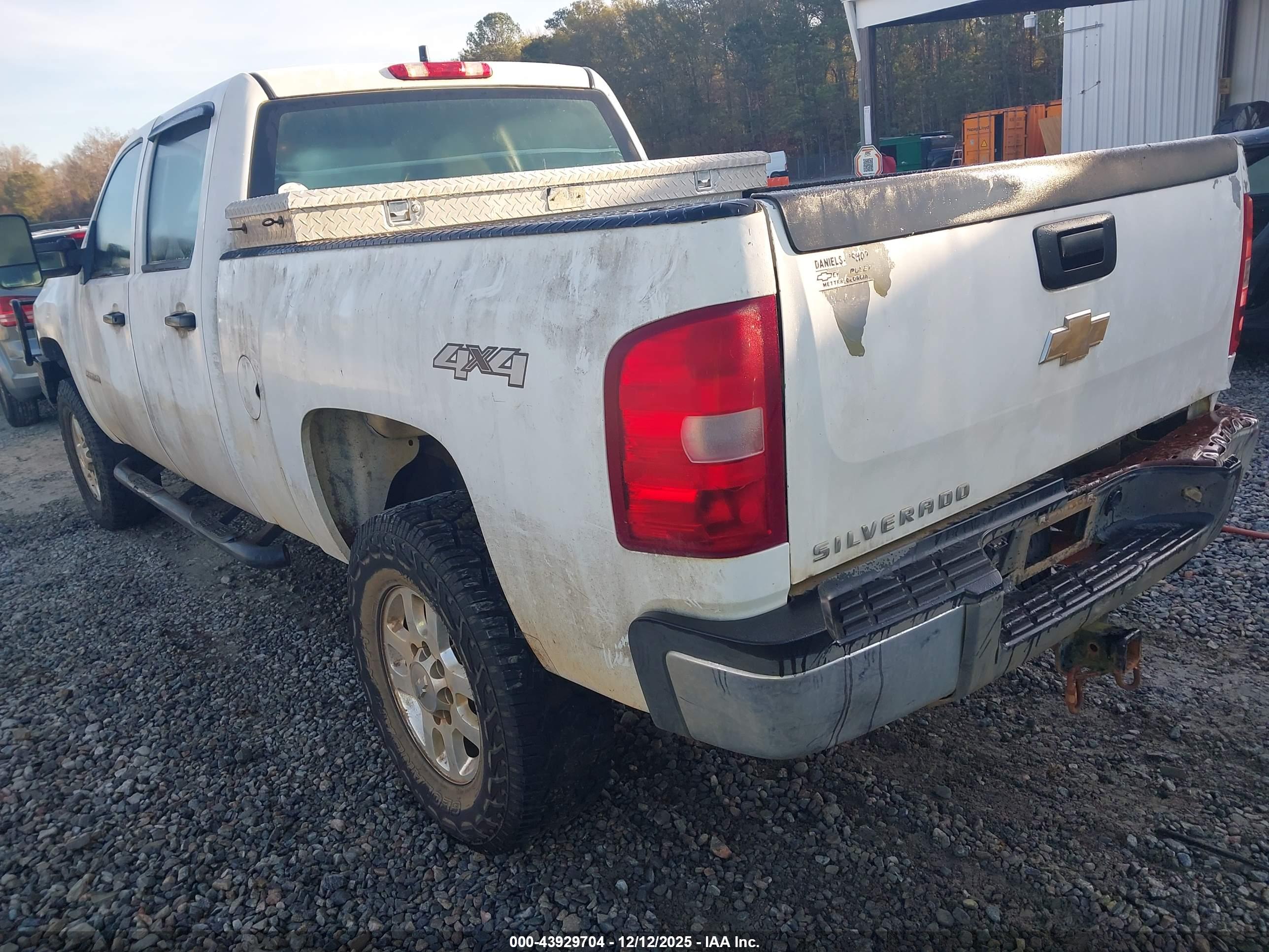 CHEVROLET SILVERADO image 3
