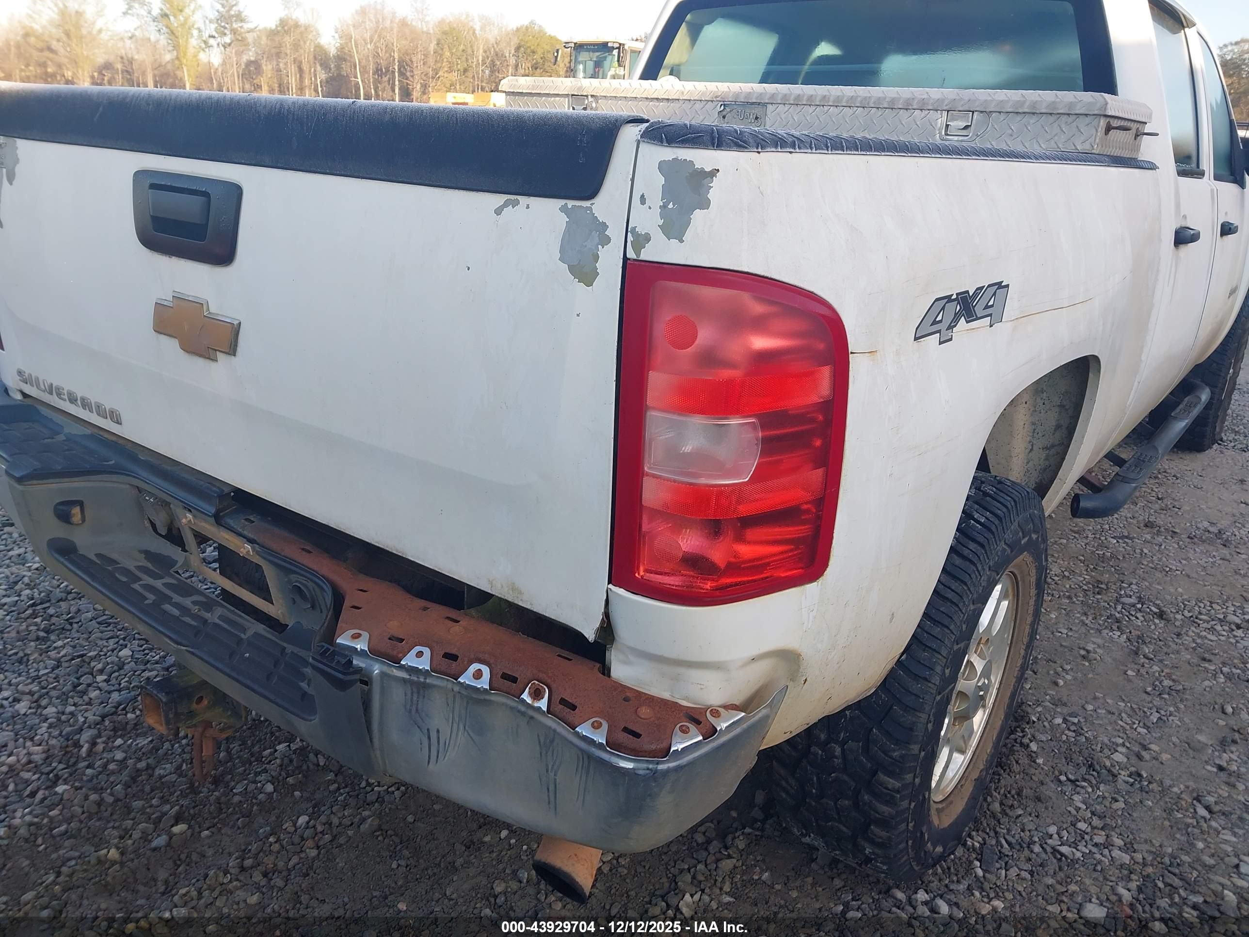 CHEVROLET SILVERADO image 6