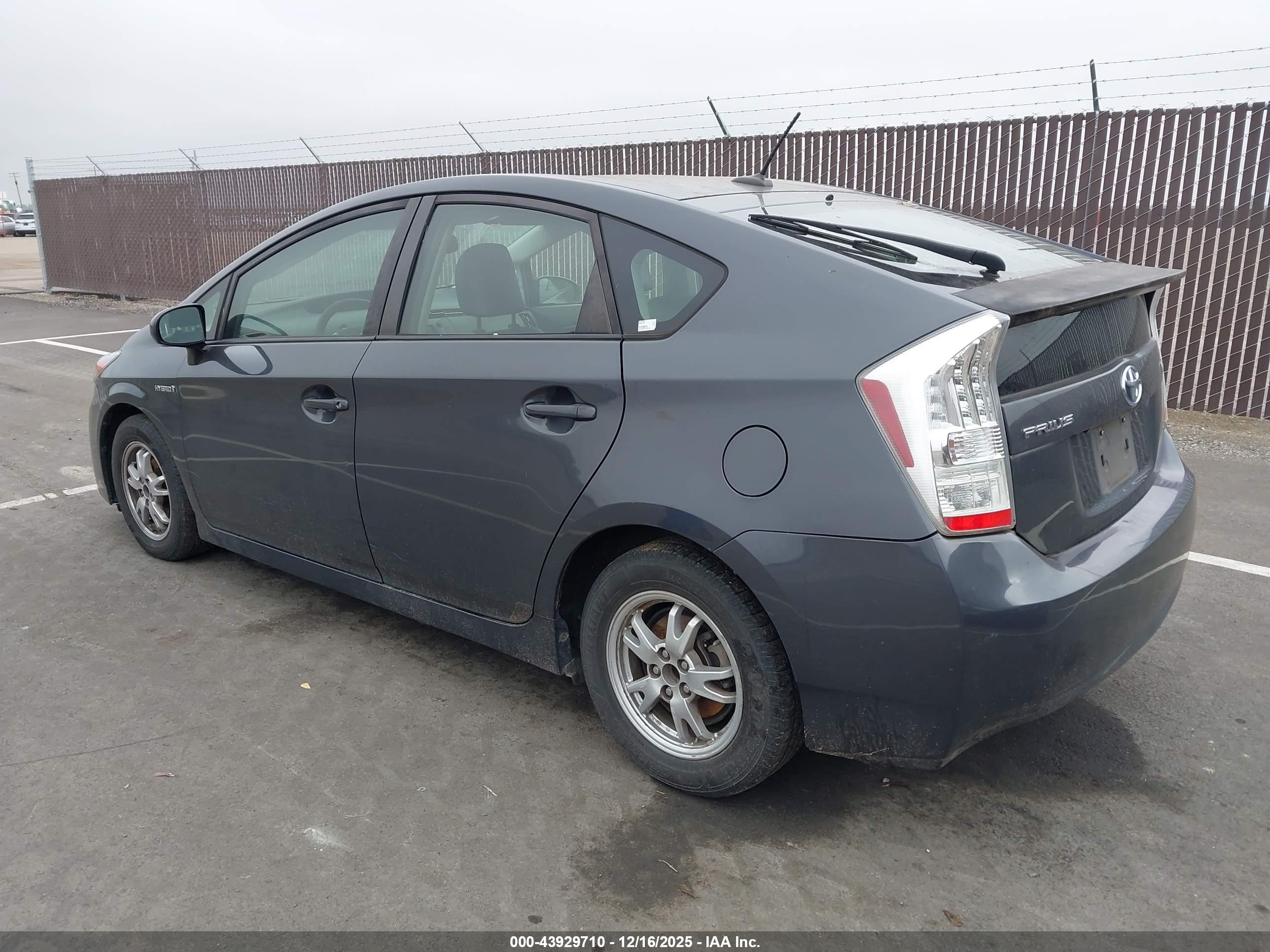 TOYOTA PRIUS image 3