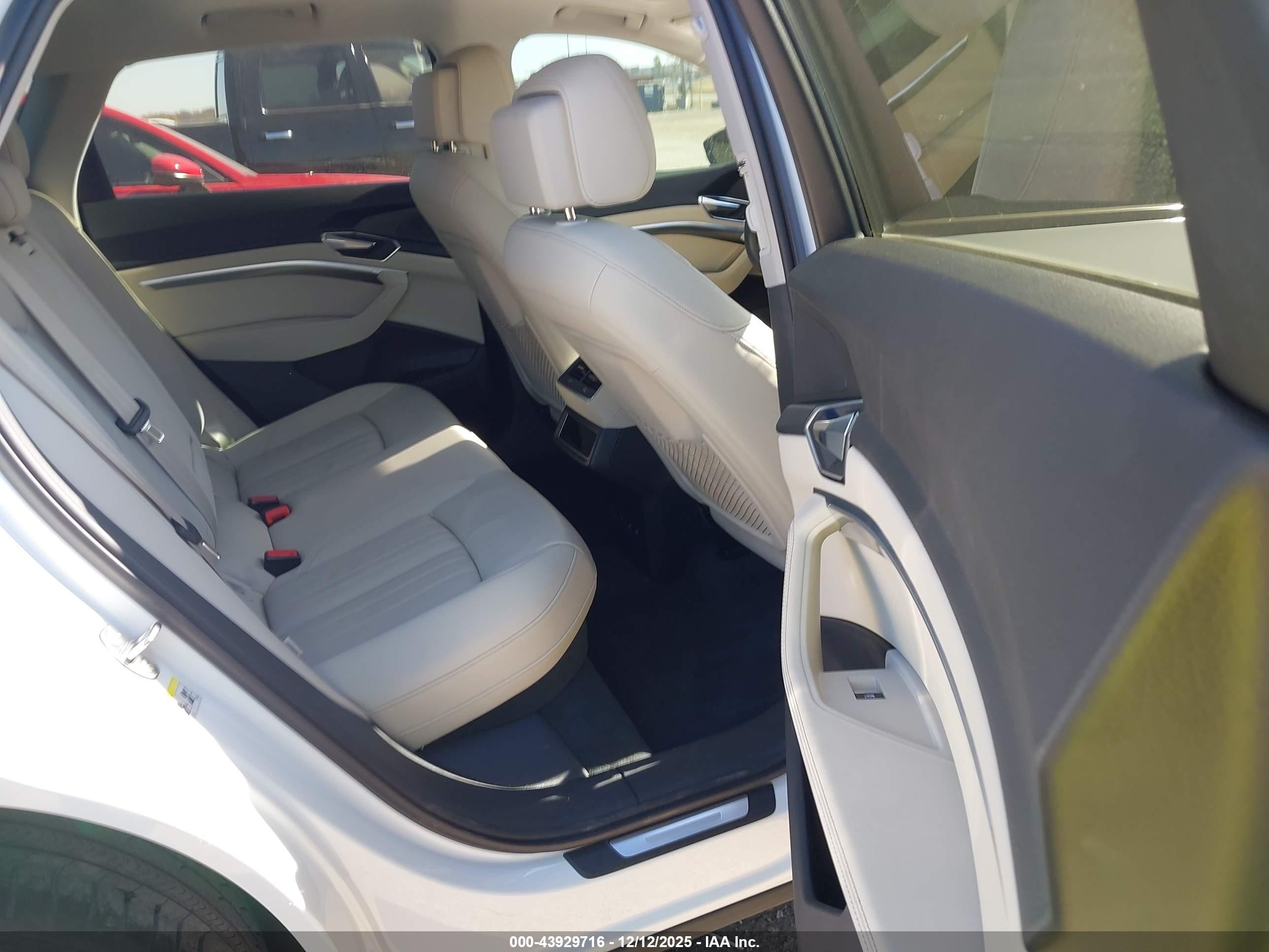 AUDI E-TRON image 8
