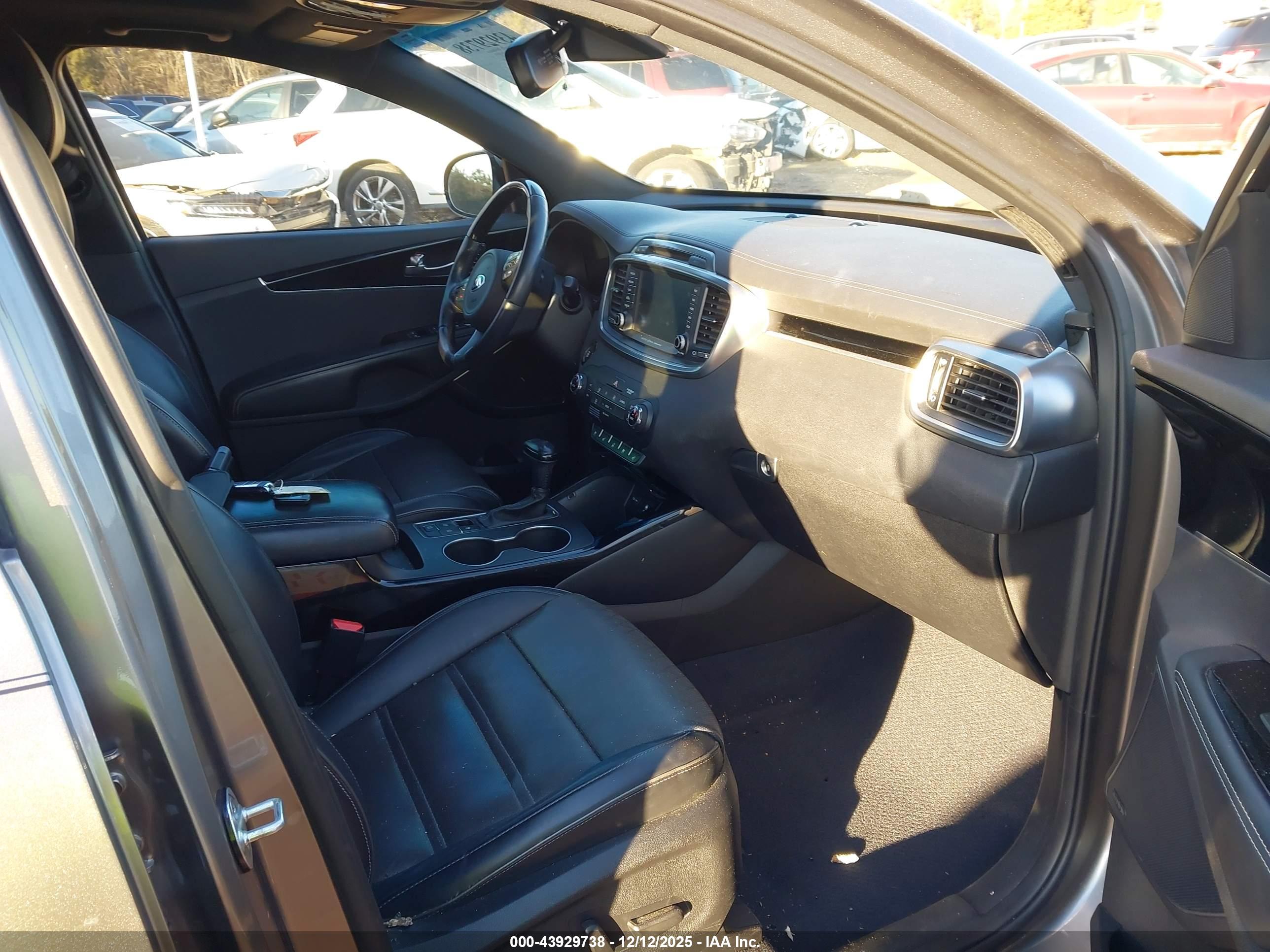 KIA SORENTO image 5