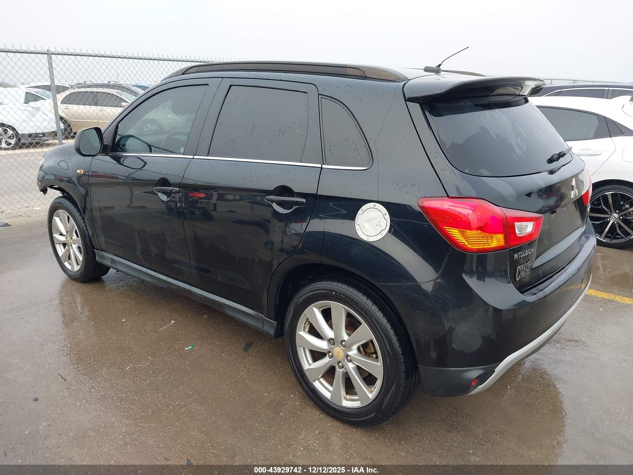 MITSUBISHI OUTLANDER image 3
