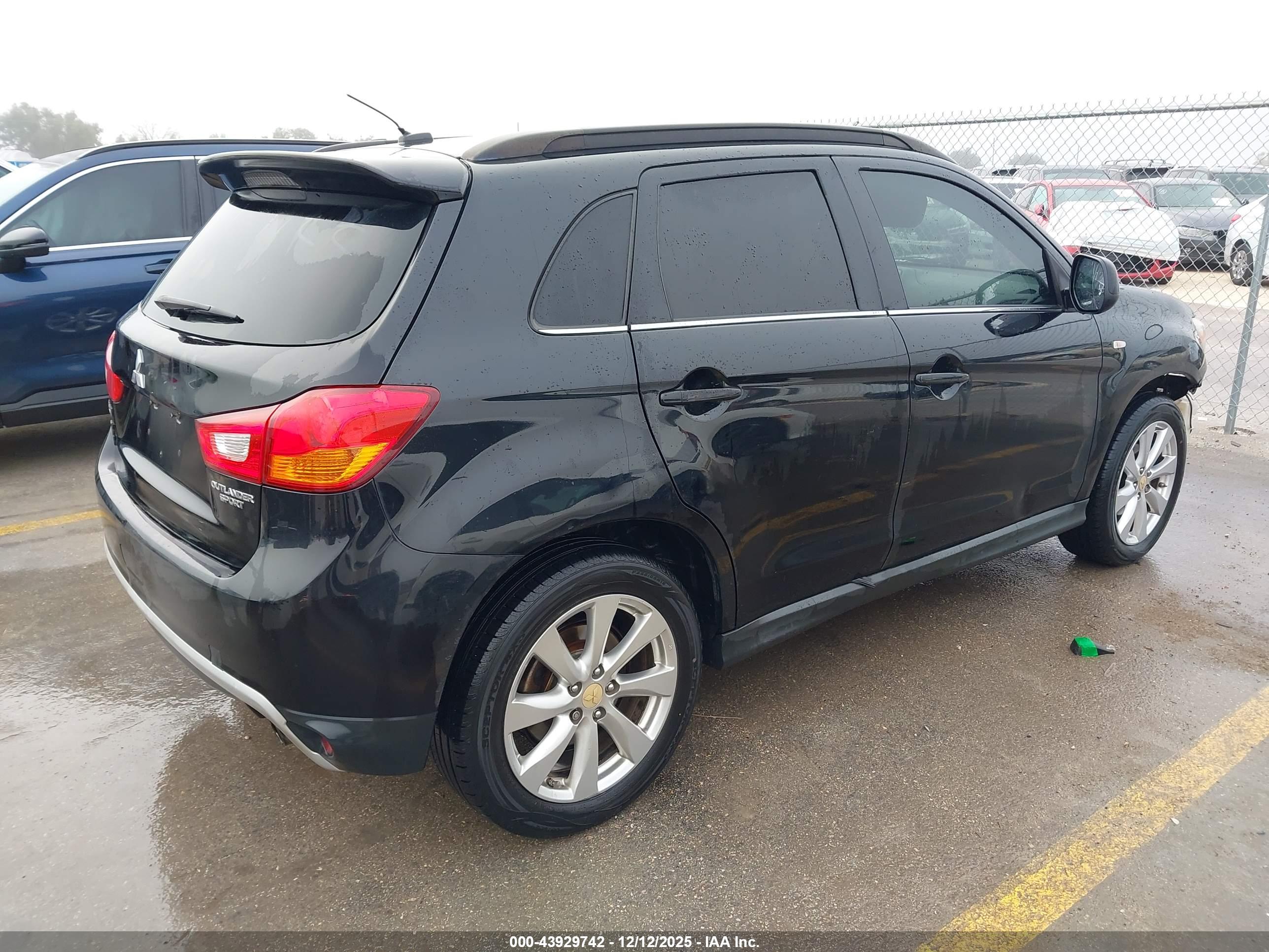 MITSUBISHI OUTLANDER image 4