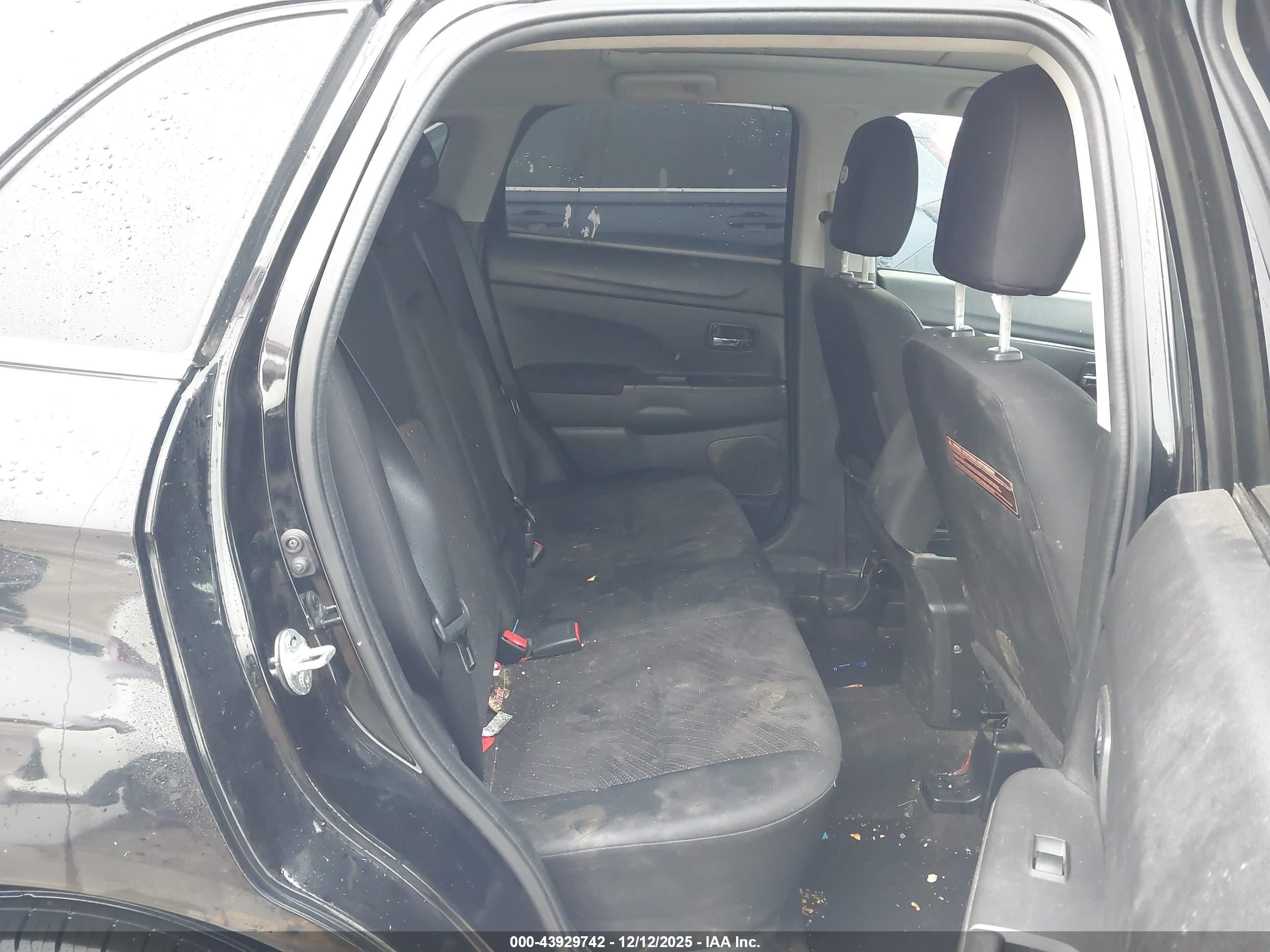 MITSUBISHI OUTLANDER image 8