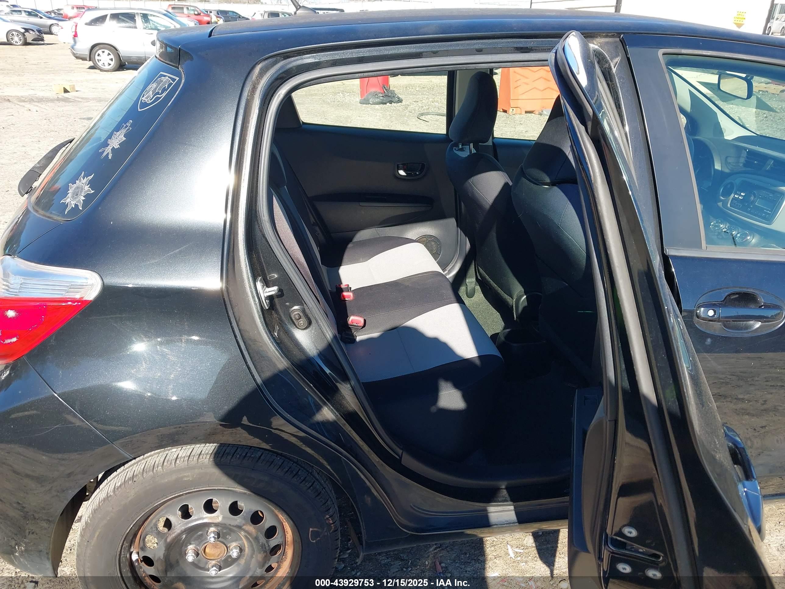 TOYOTA YARIS image 8
