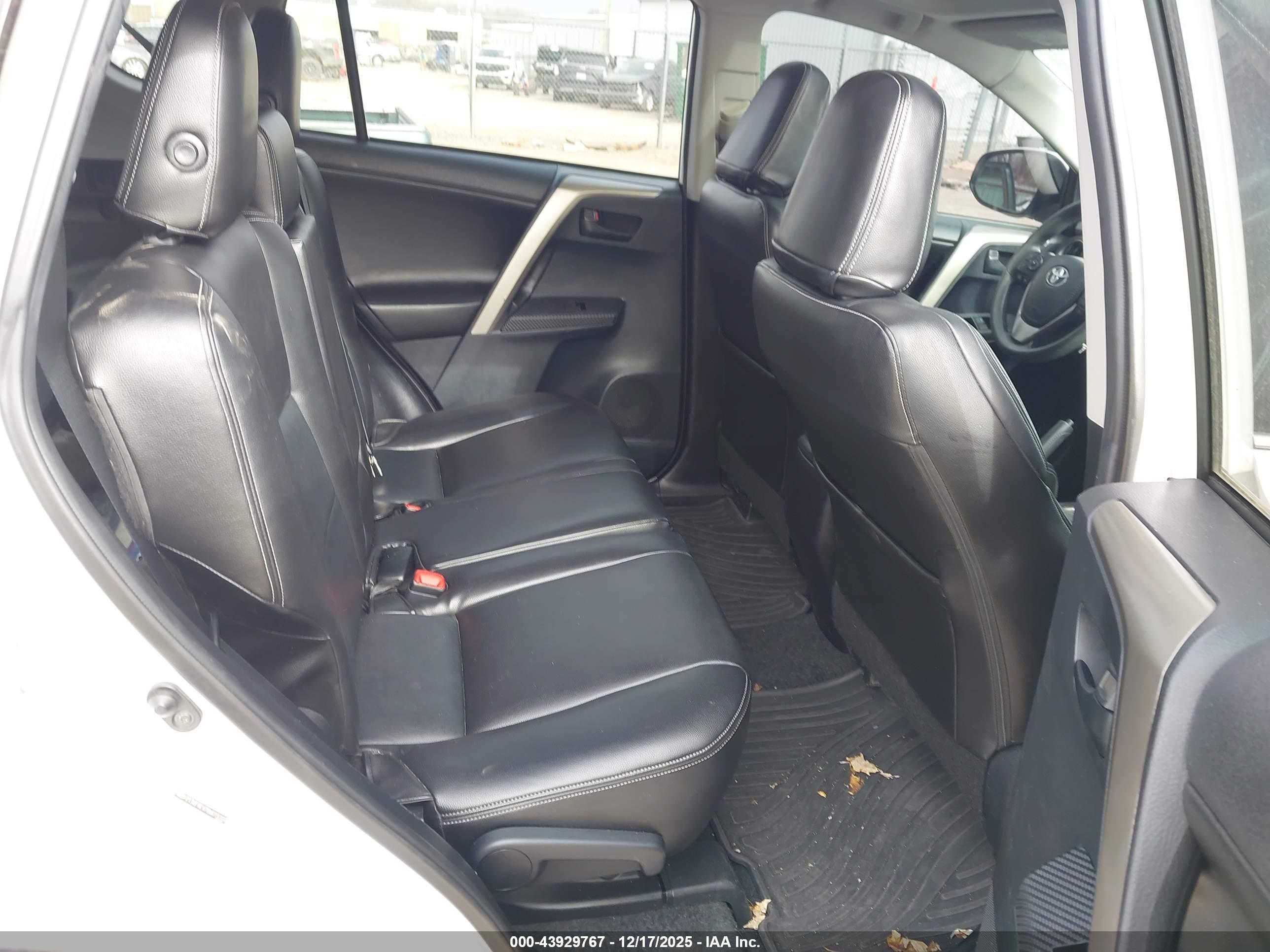 TOYOTA RAV4 image 8