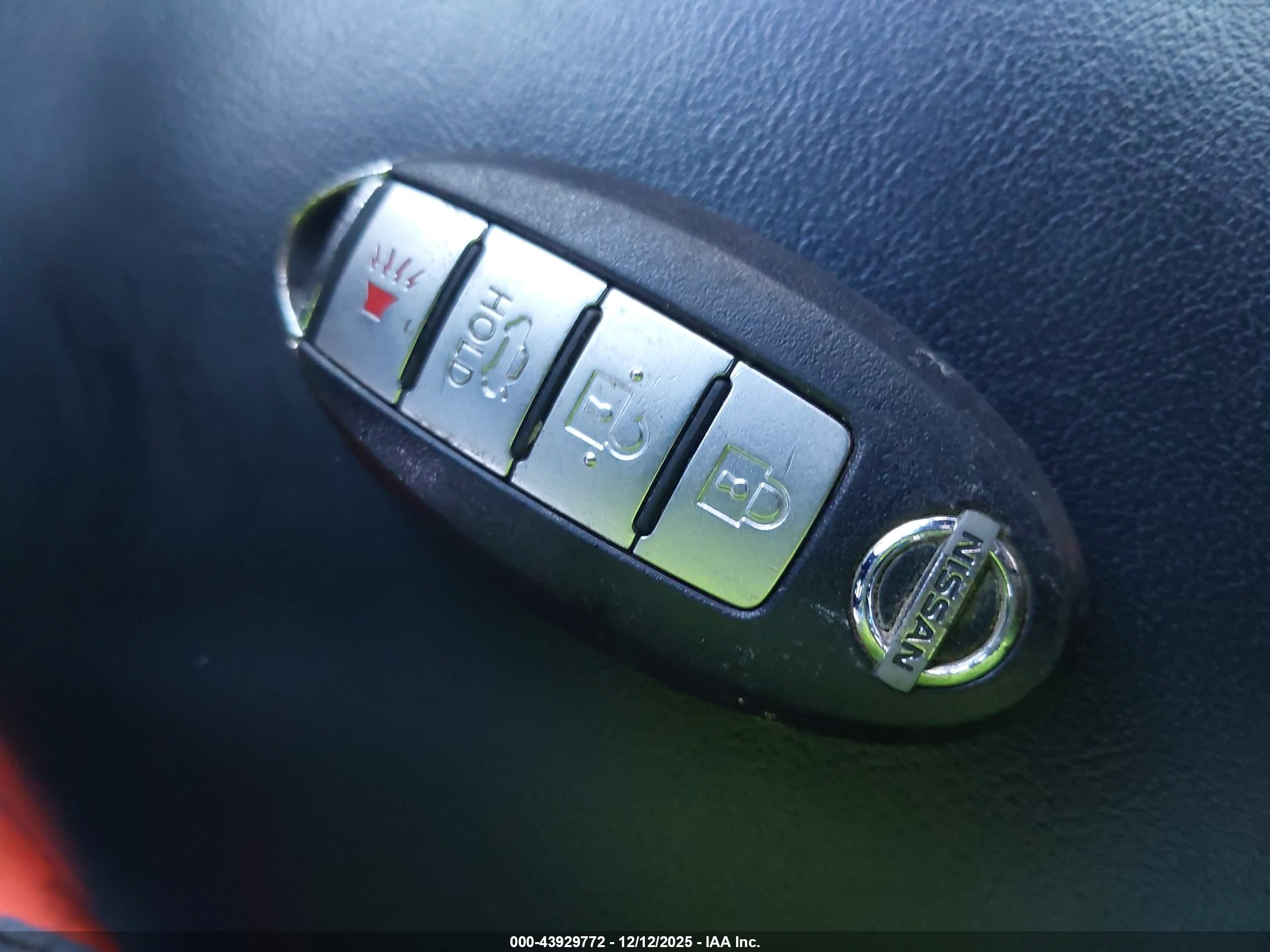 NISSAN MAXIMA image 11