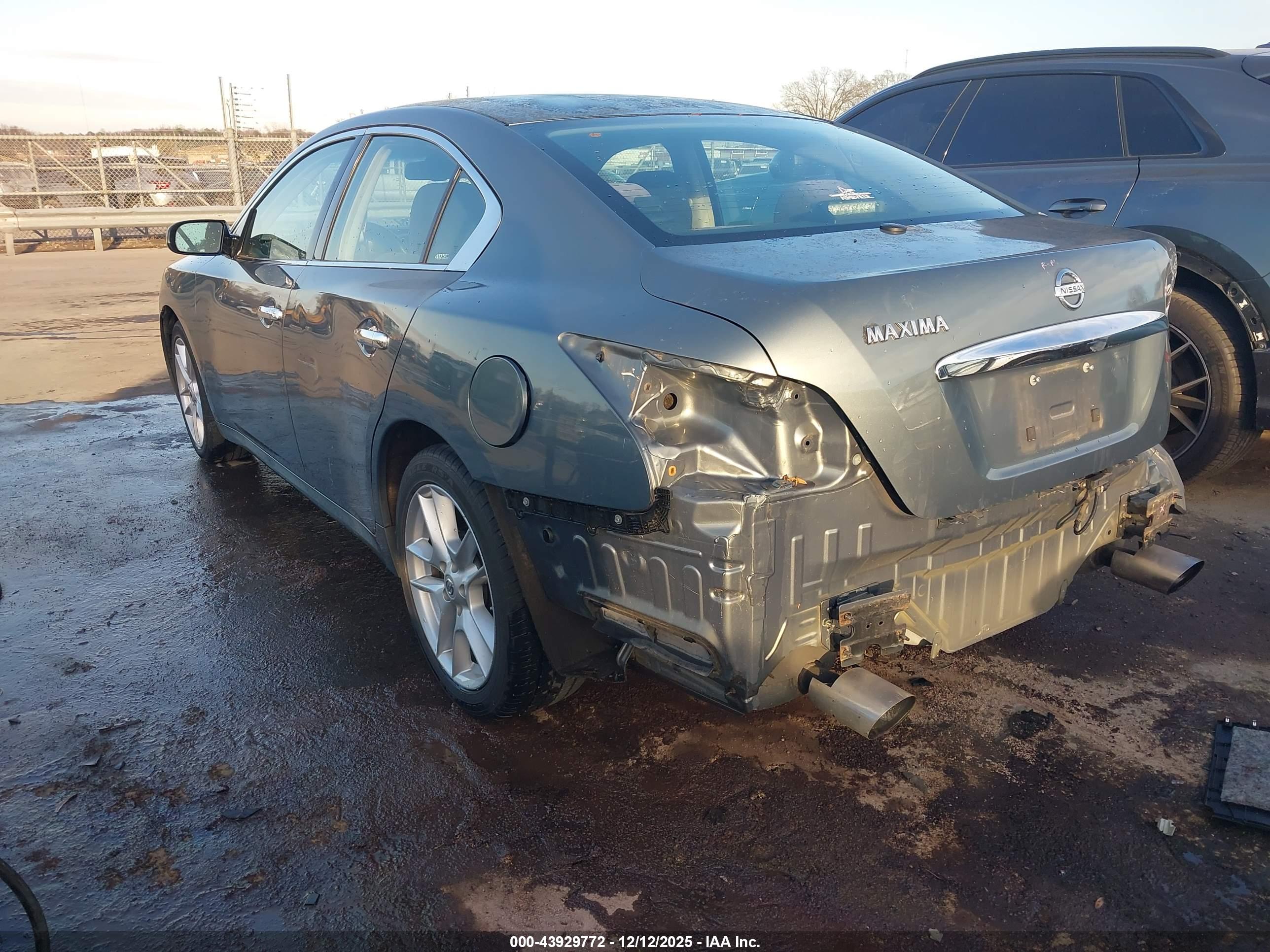 NISSAN MAXIMA image 3