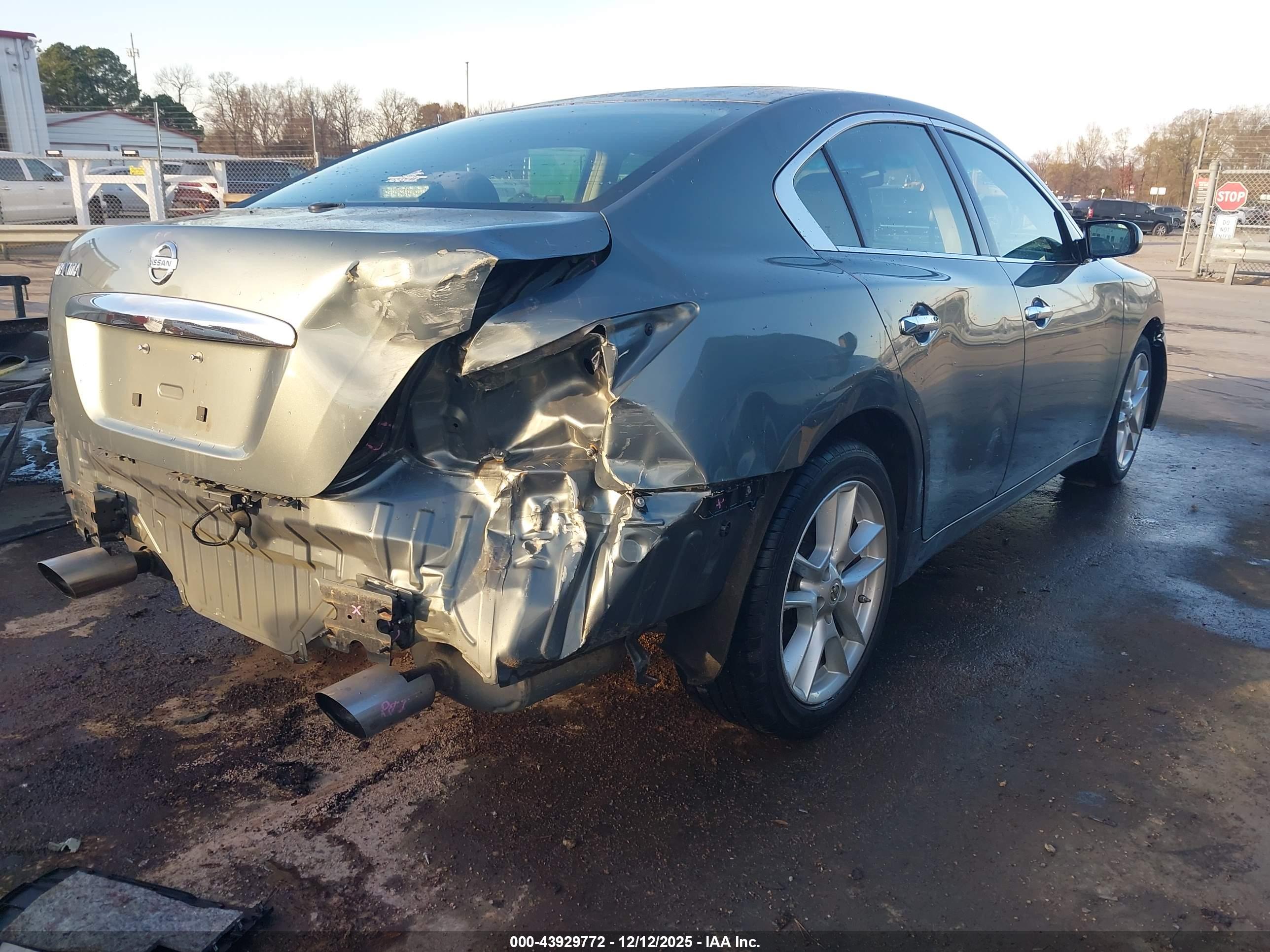 NISSAN MAXIMA image 4