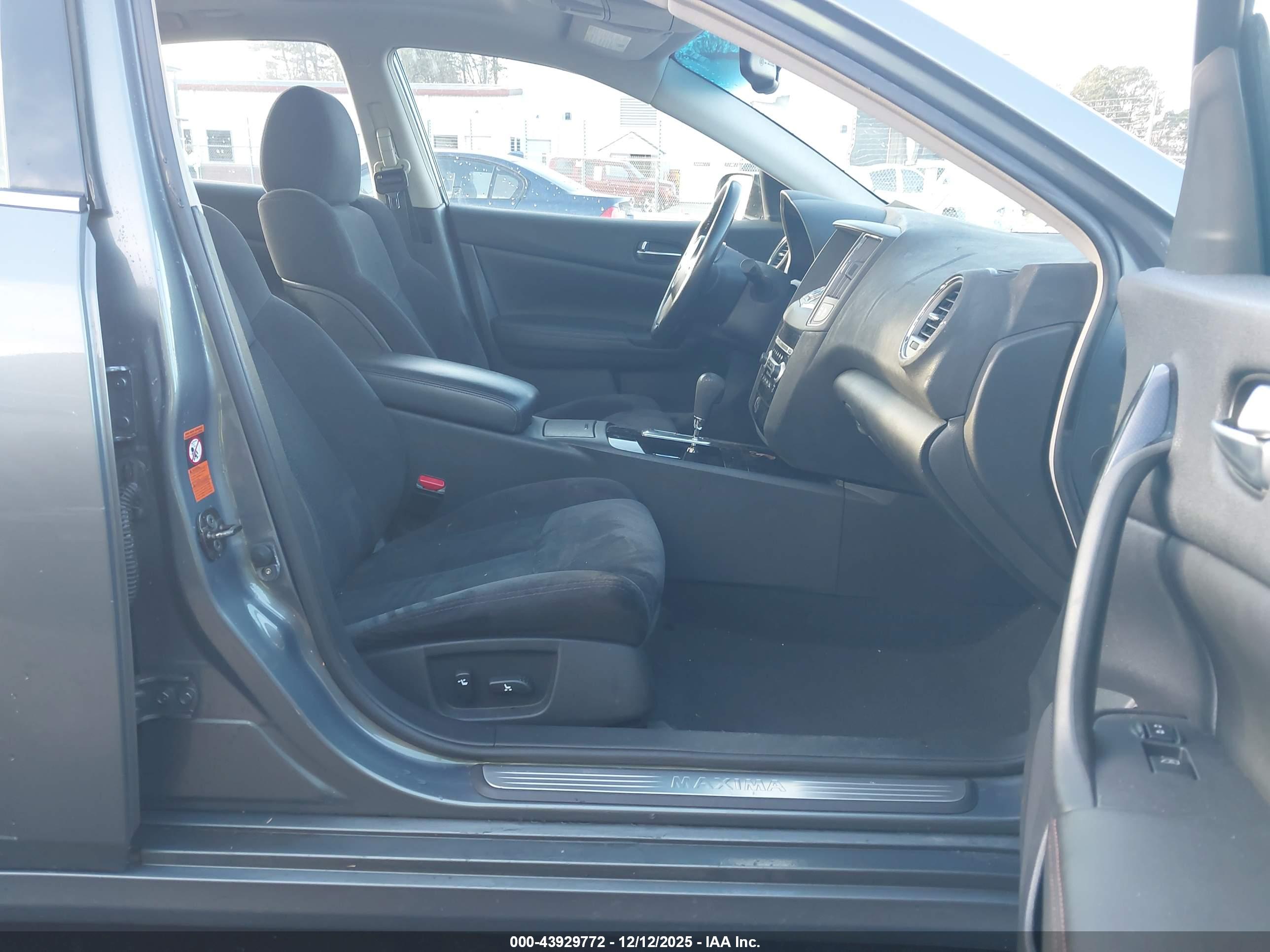 NISSAN MAXIMA image 5