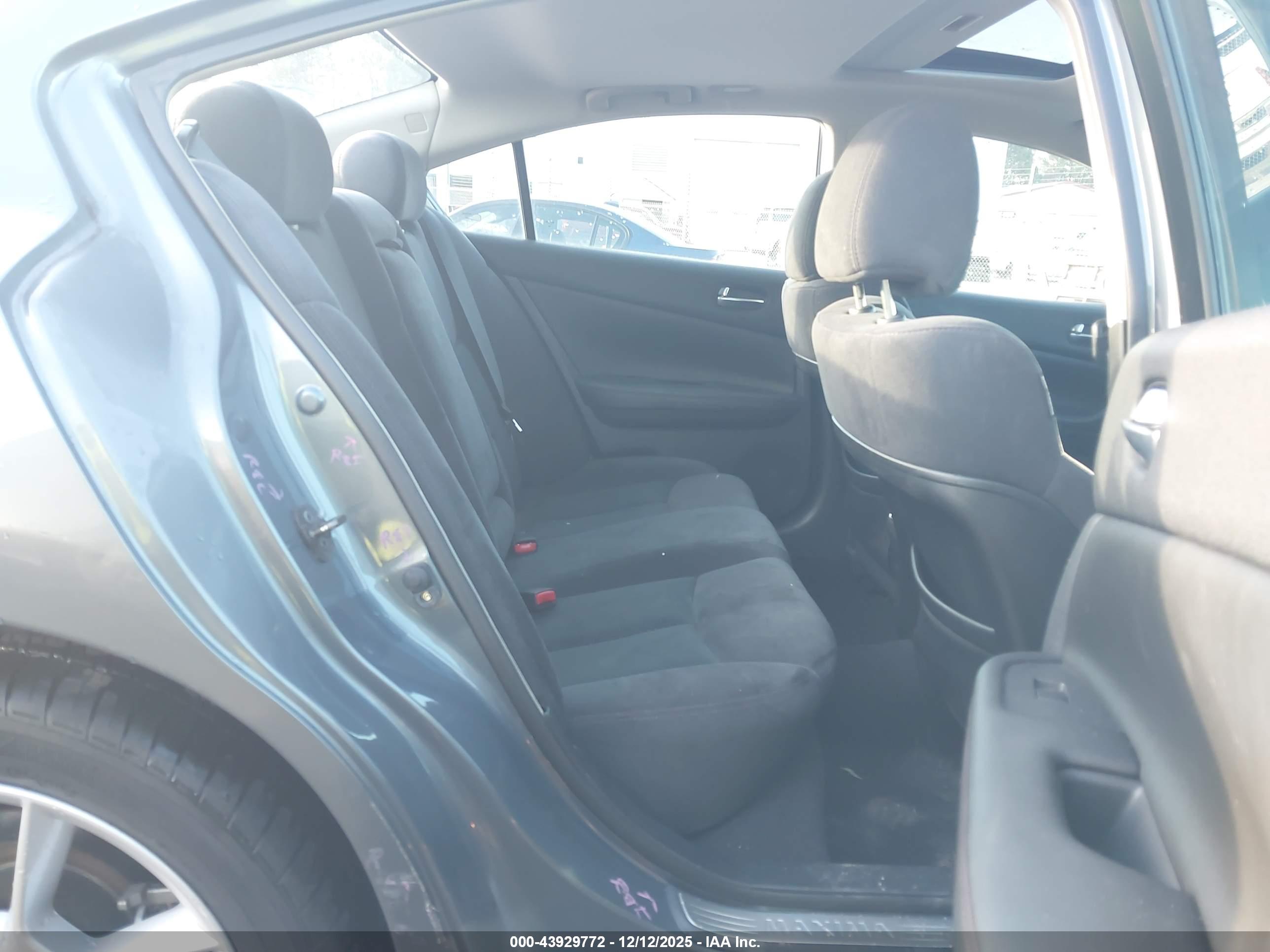 NISSAN MAXIMA image 8