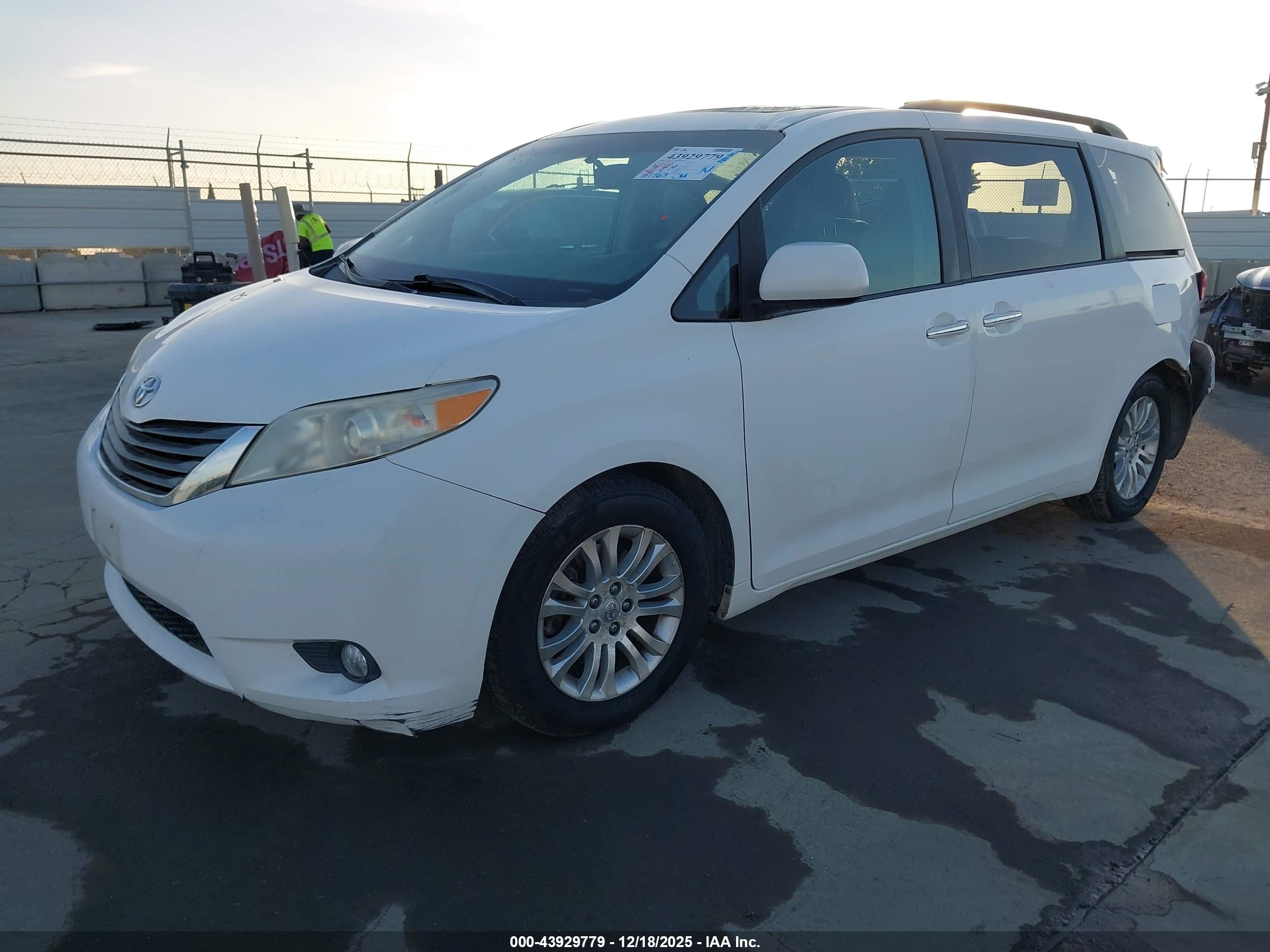 TOYOTA SIENNA image 2