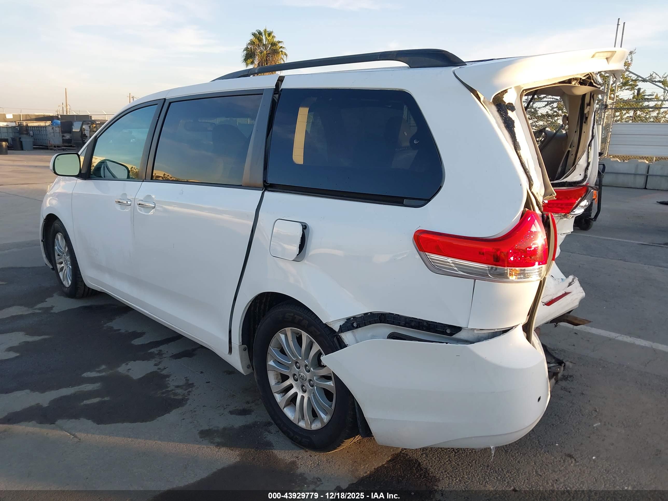 TOYOTA SIENNA image 3