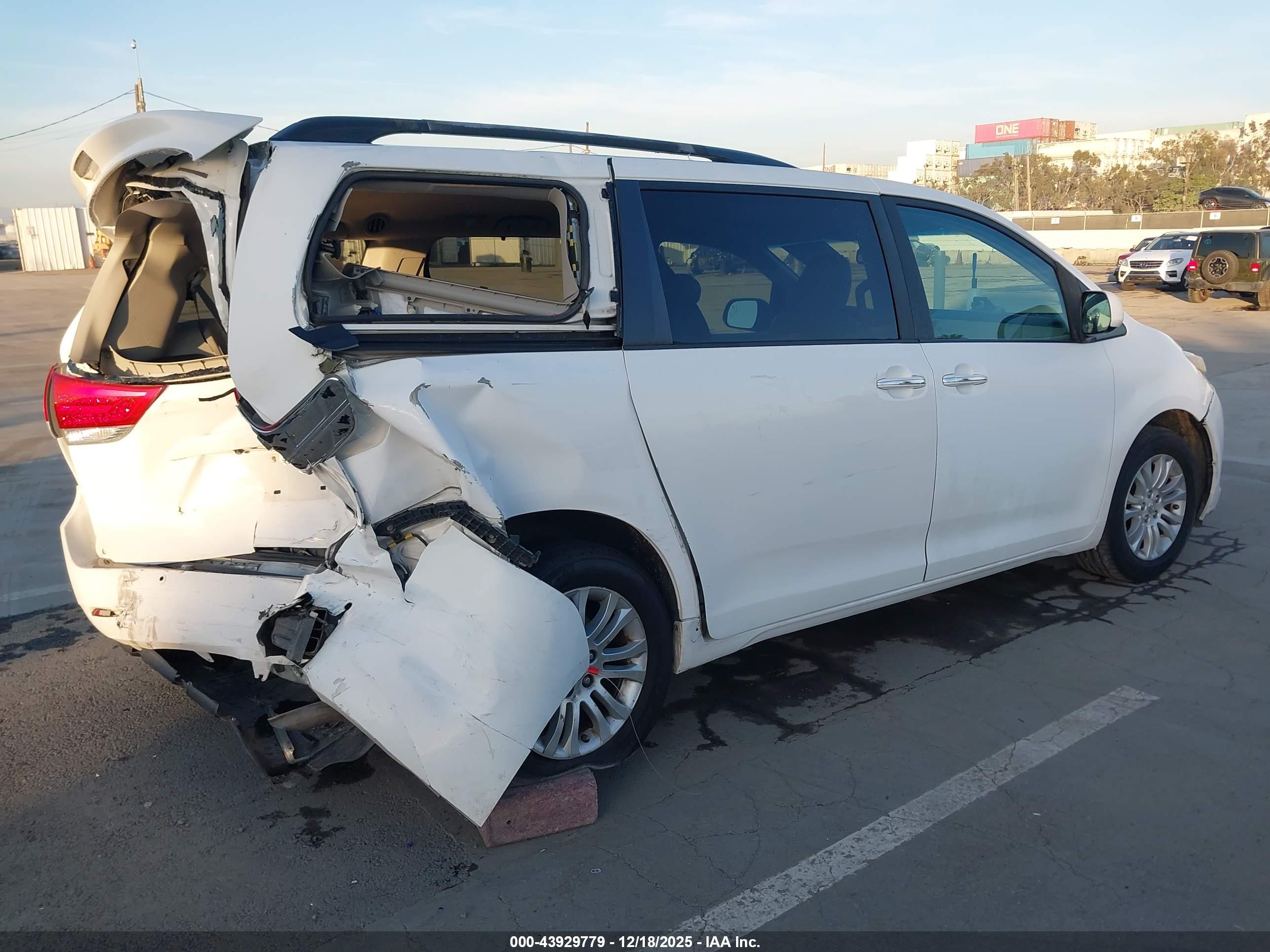 TOYOTA SIENNA image 4