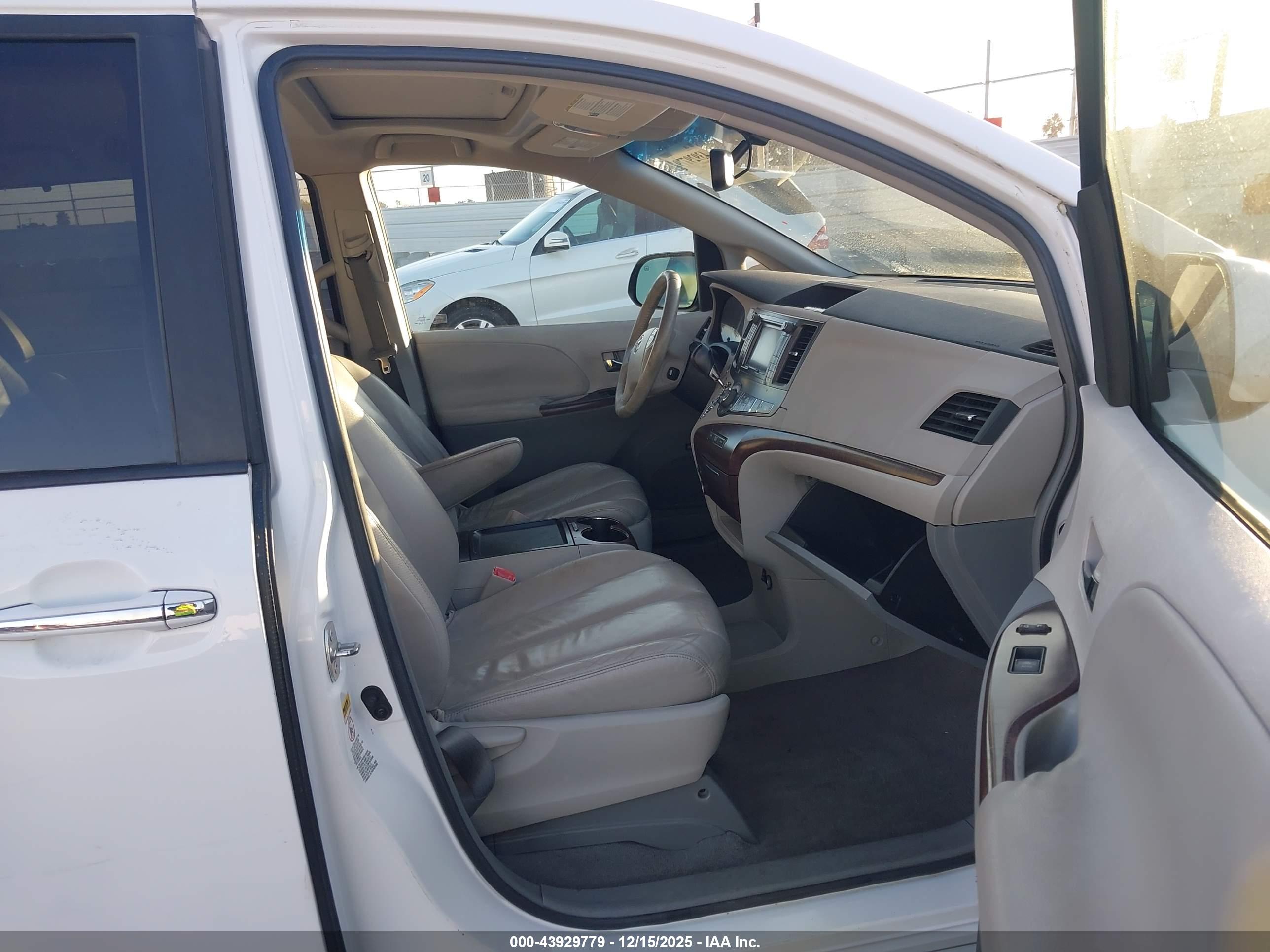 TOYOTA SIENNA image 5