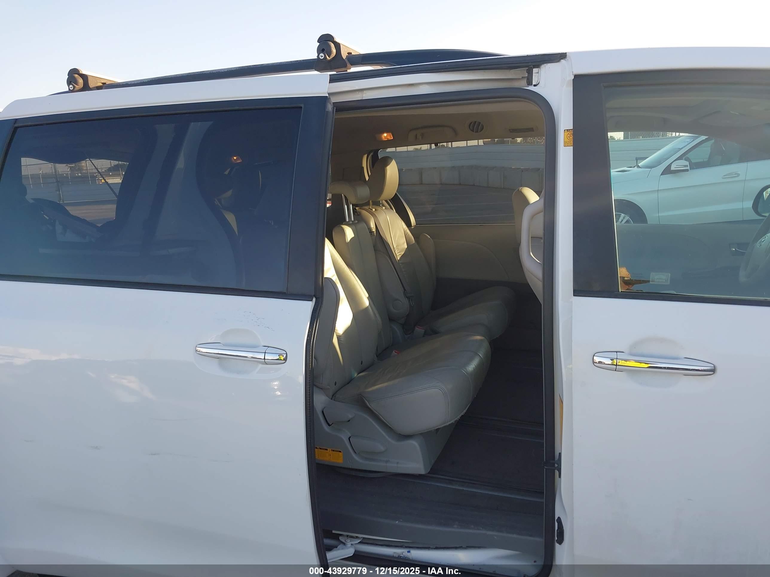 TOYOTA SIENNA image 8