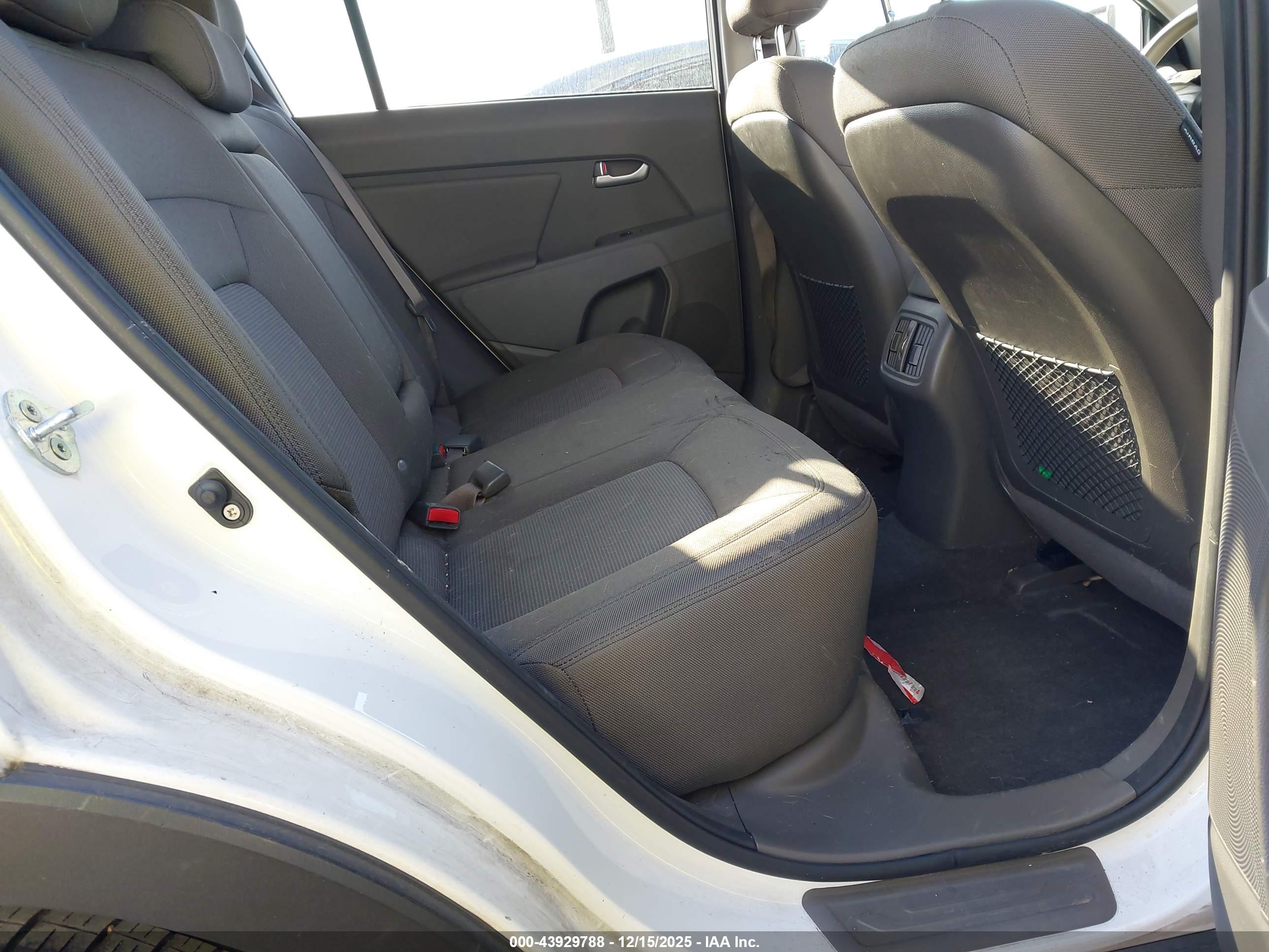KIA SPORTAGE image 8