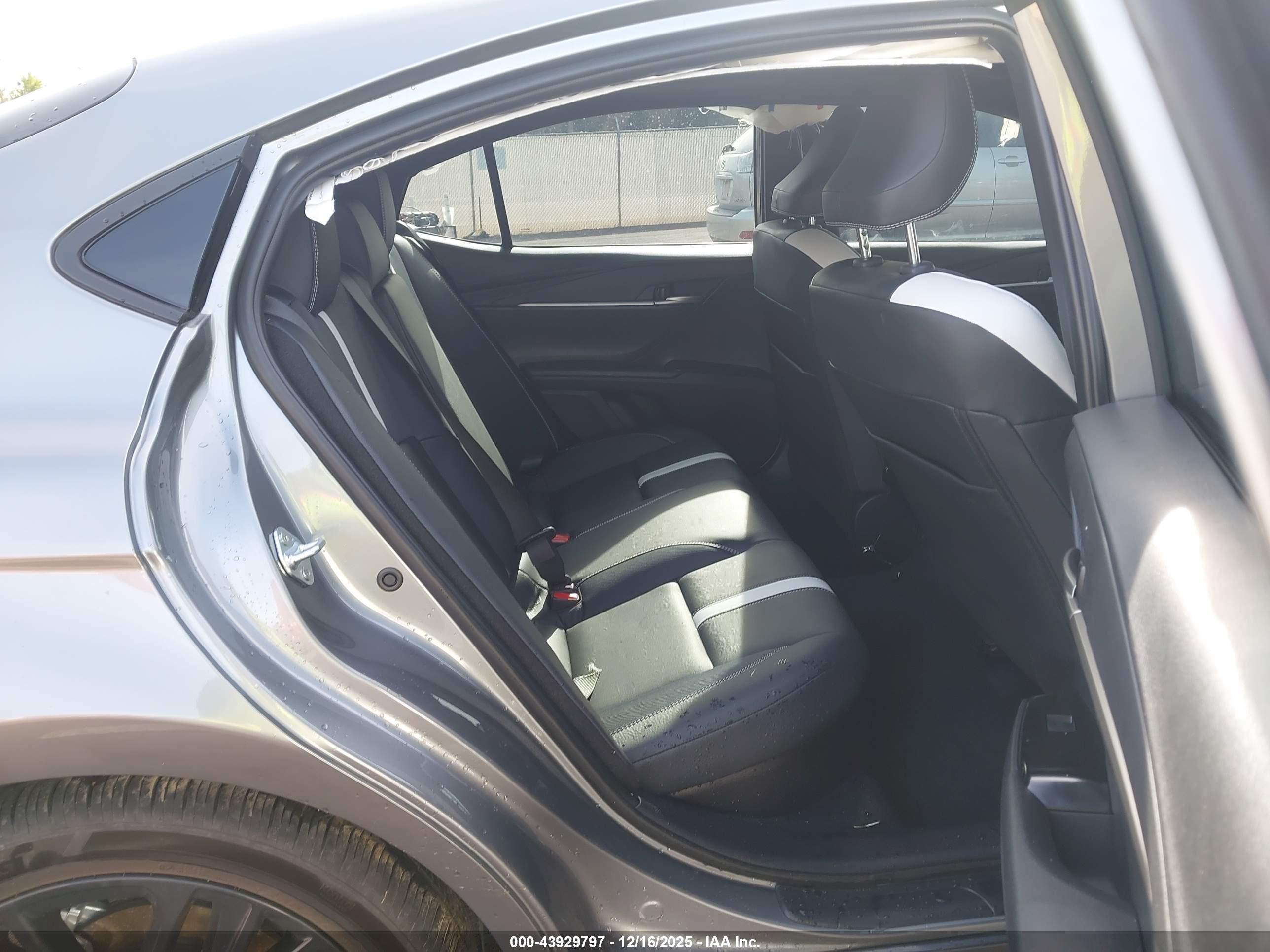 TOYOTA CAMRY image 8