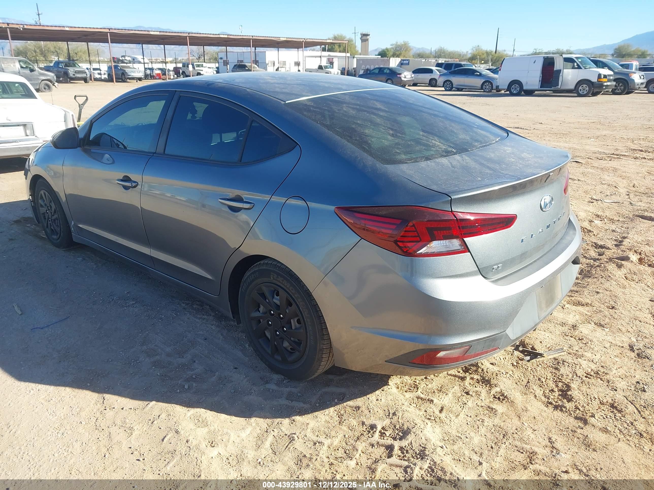HYUNDAI ELANTRA image 3