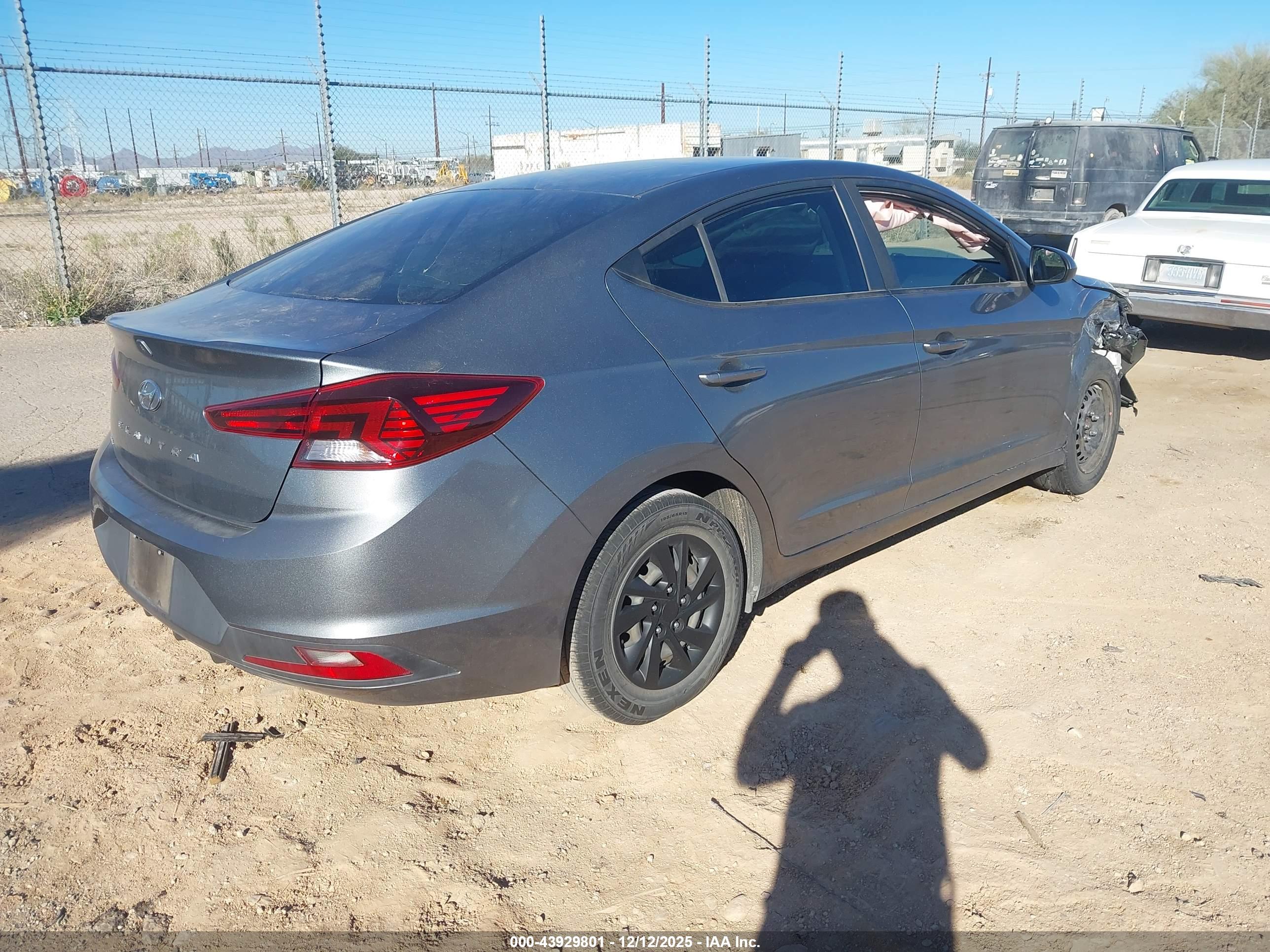 HYUNDAI ELANTRA image 4