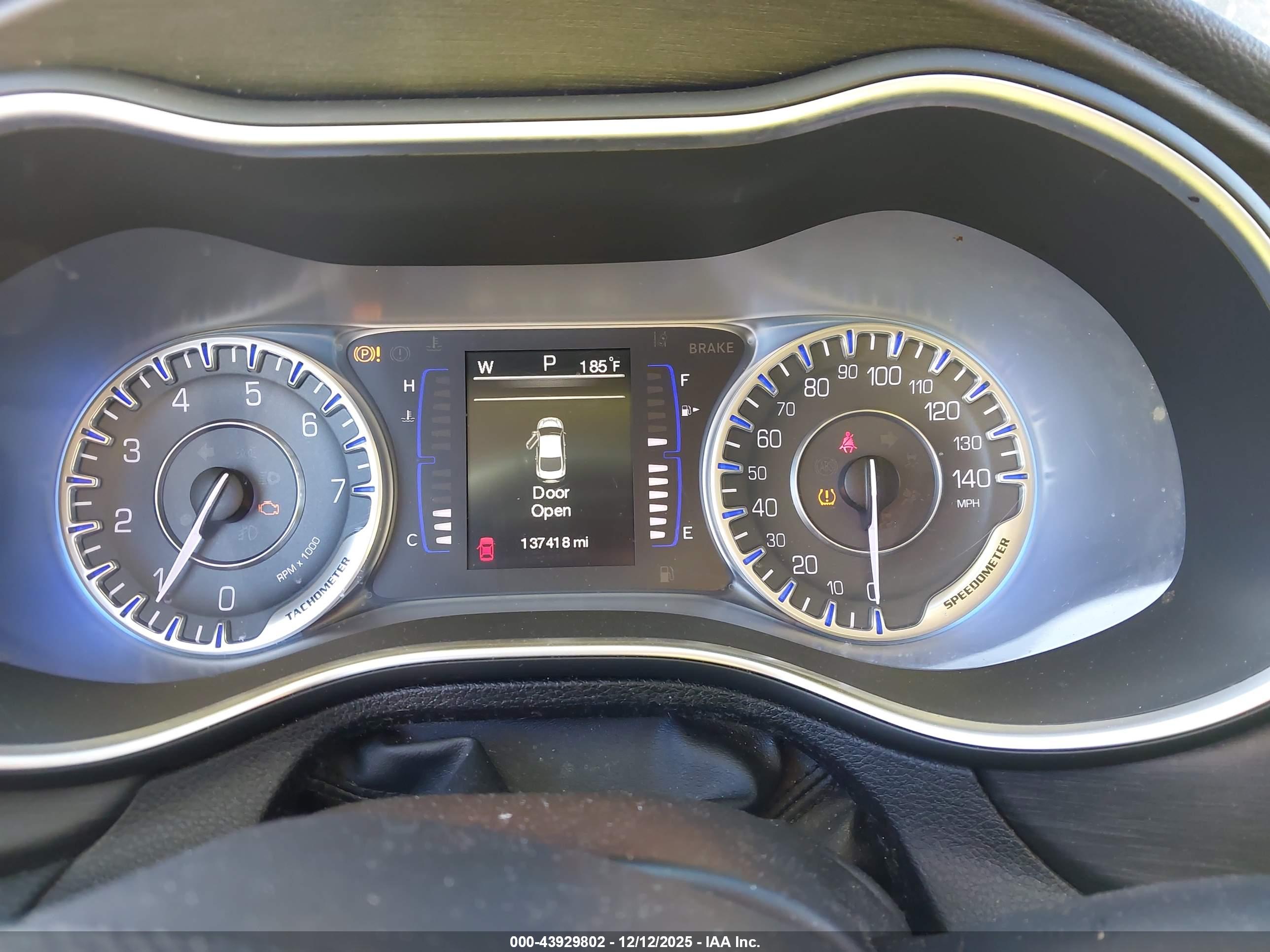 CHRYSLER 200 image 7