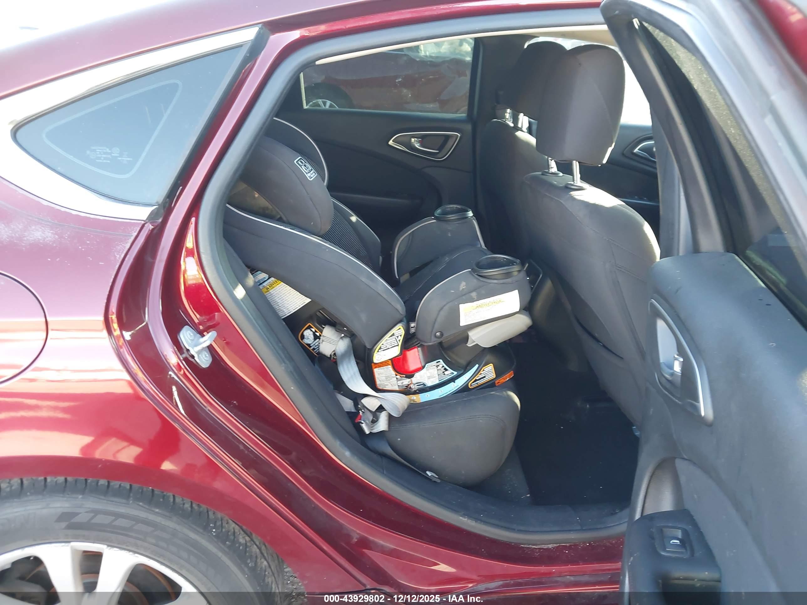CHRYSLER 200 image 8