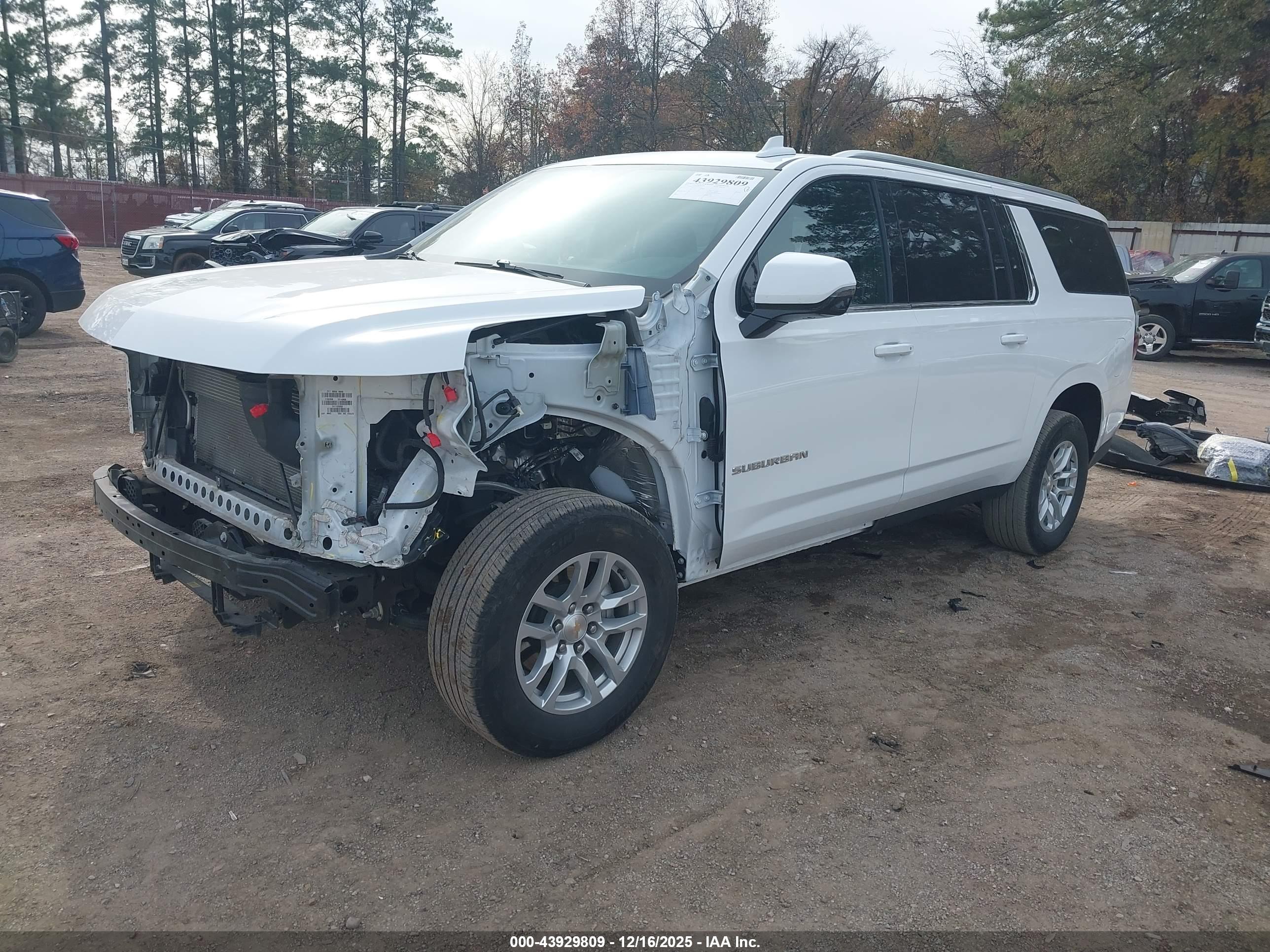 CHEVROLET SUBURBAN image 2