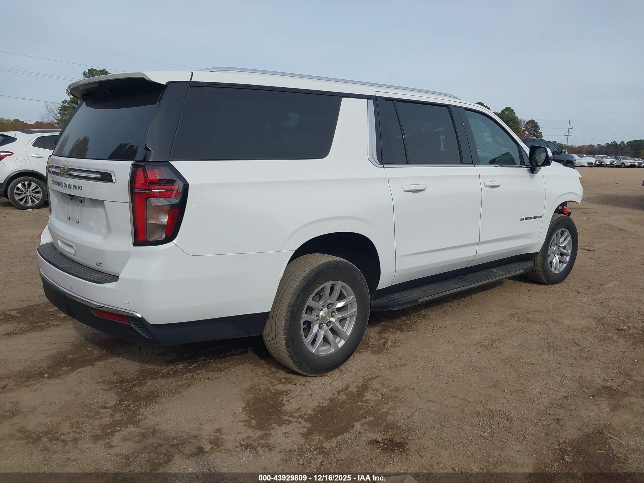 CHEVROLET SUBURBAN image 4
