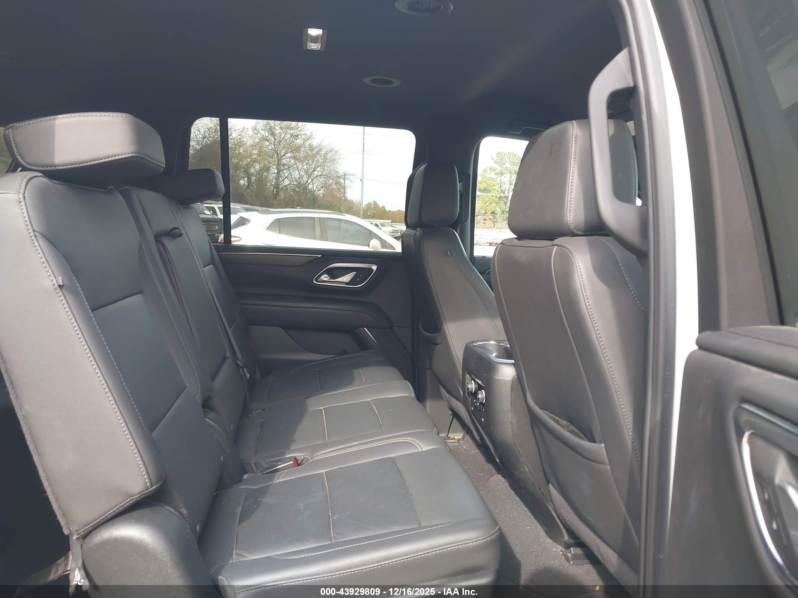 CHEVROLET SUBURBAN image 8