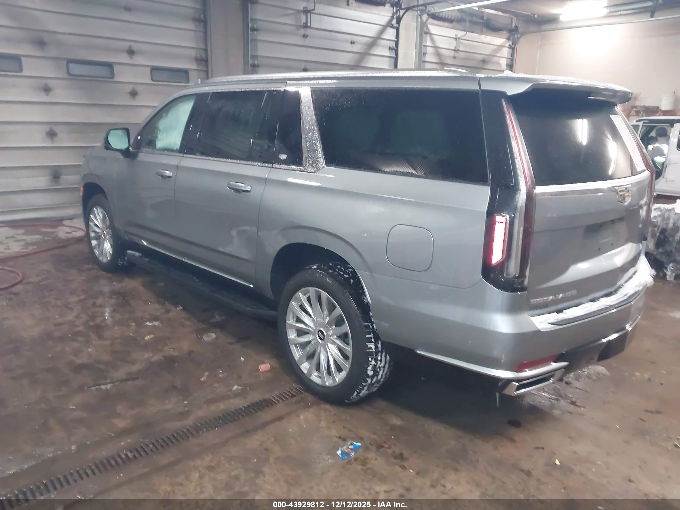 CADILLAC ESCALADE image 3
